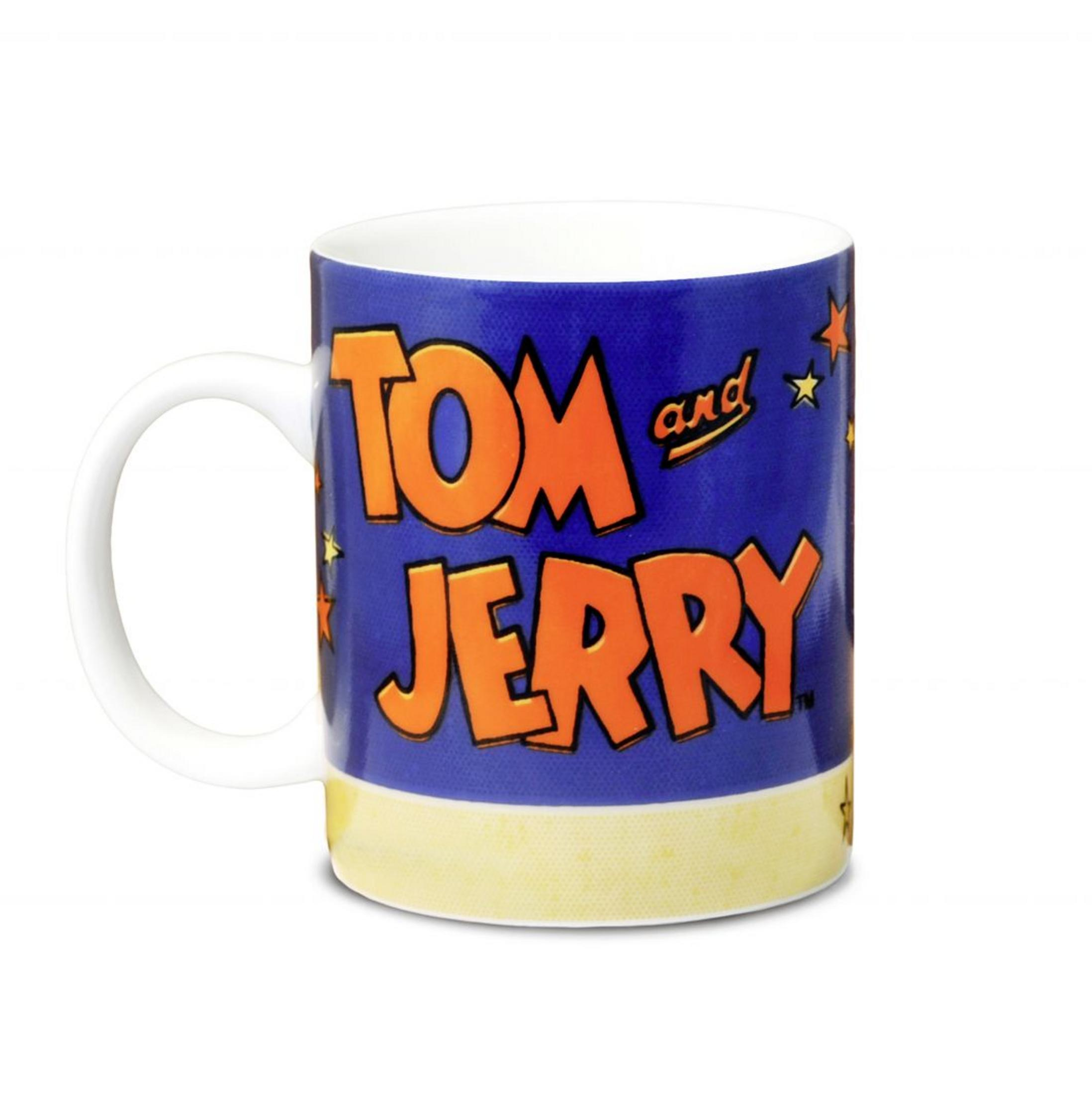 Tom und Jerry Tasse auf weißer Oberfläche. Blaue Tasse mit orangefarbenem Text und Sternen.