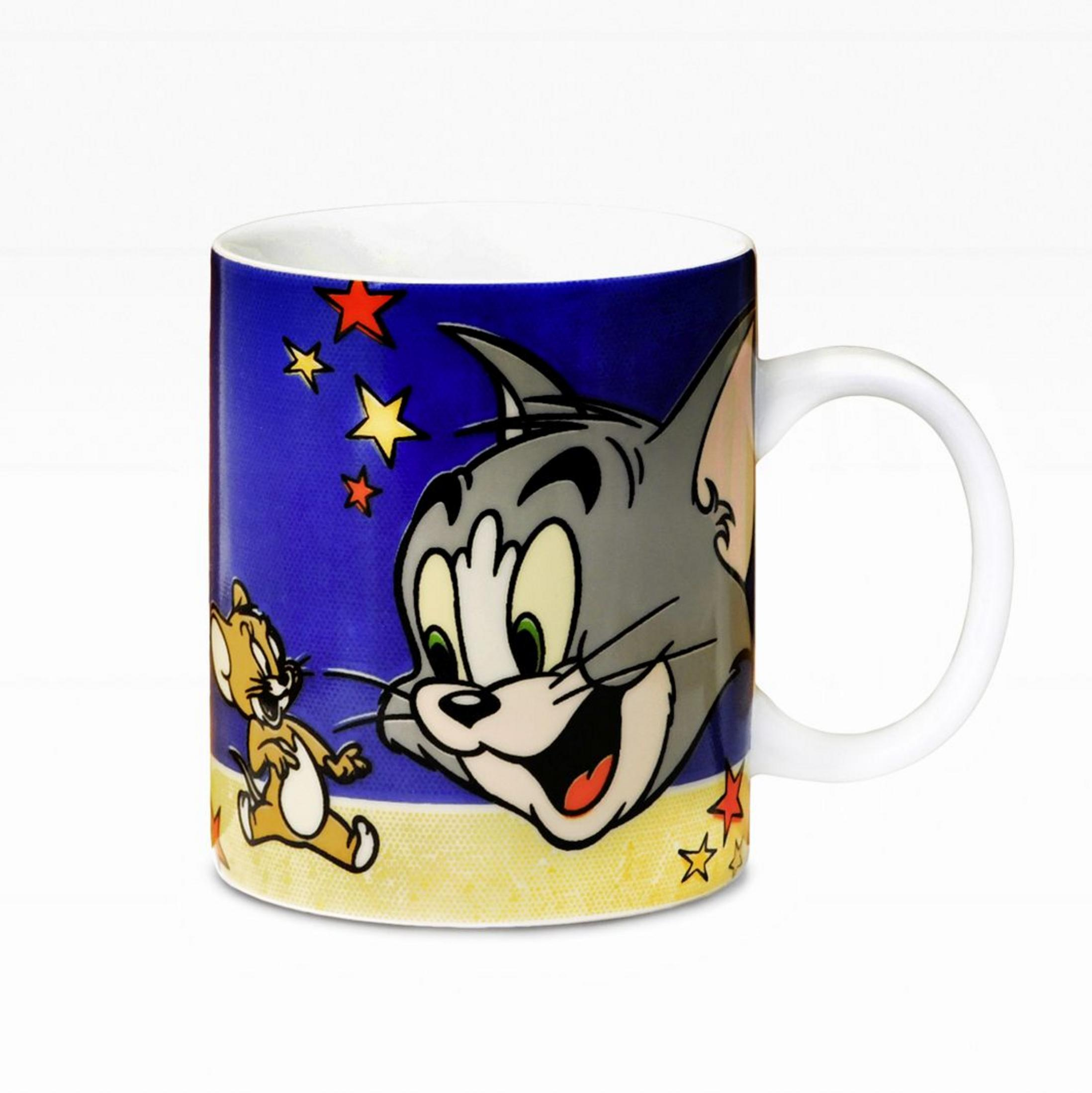 Becher mit Tom und Jerry Cartoonfiguren. Blauer Hintergrund mit Sternen.