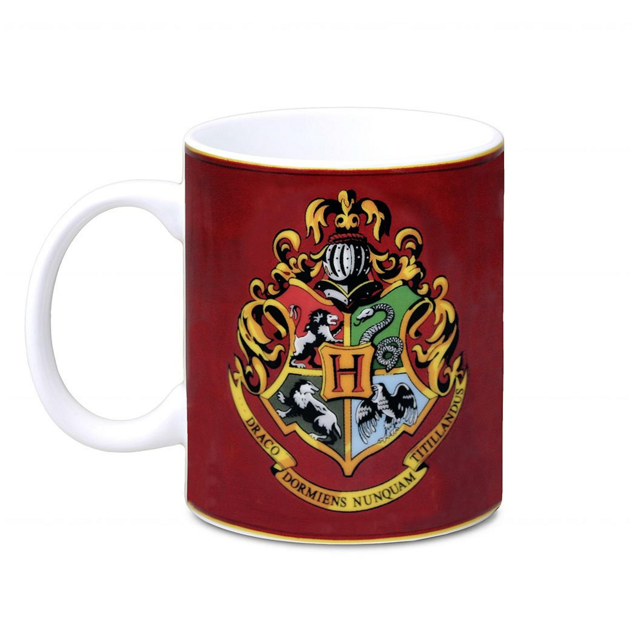 Weißer Becher mit dem Hogwarts-Wappen auf rotem Hintergrund.