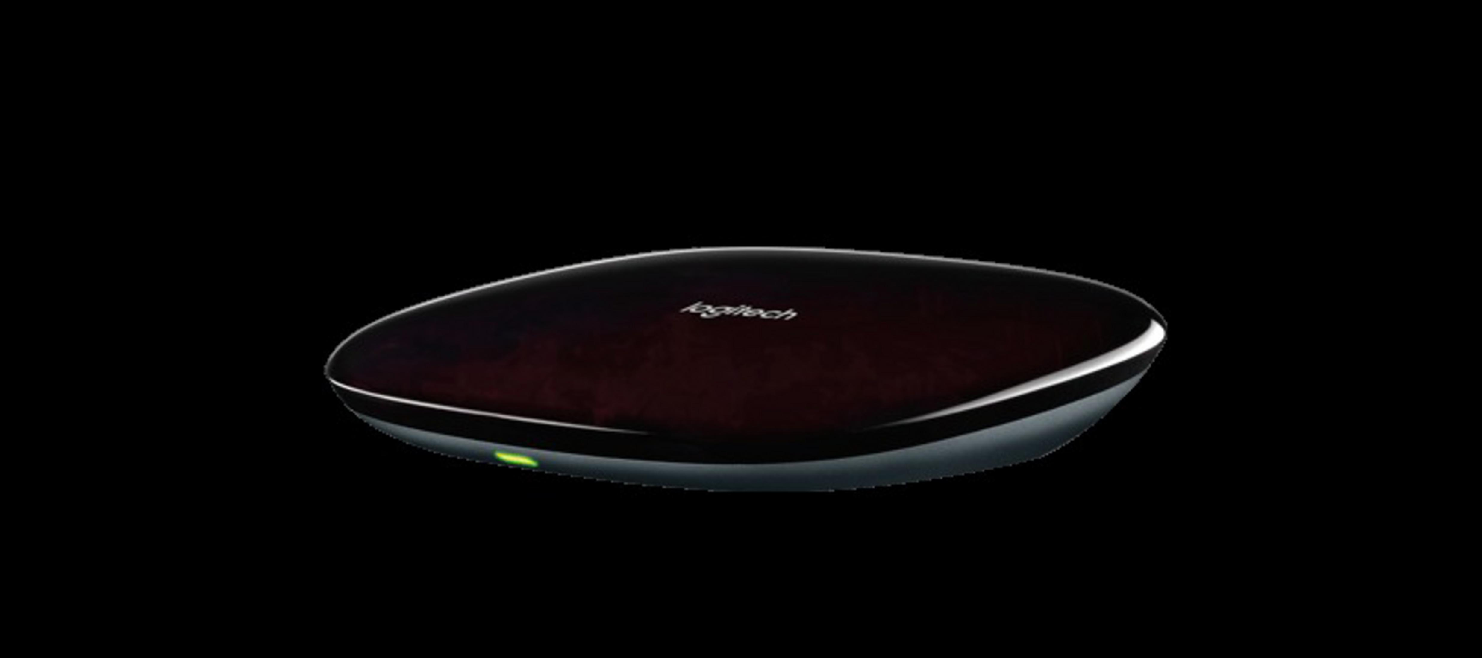 Schwarzes Logitech-Streaming-Gerät mit grünem Licht auf dunklem Hintergrund.