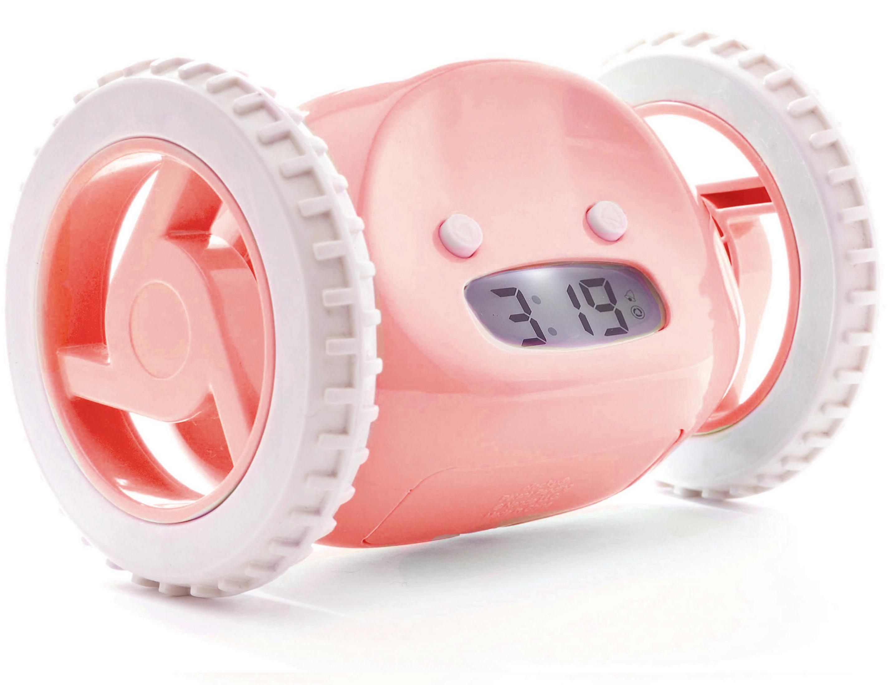 Ein pinker Wecker mit weißen Rädern und Digitalanzeige 3:19. Die Uhr rollt.