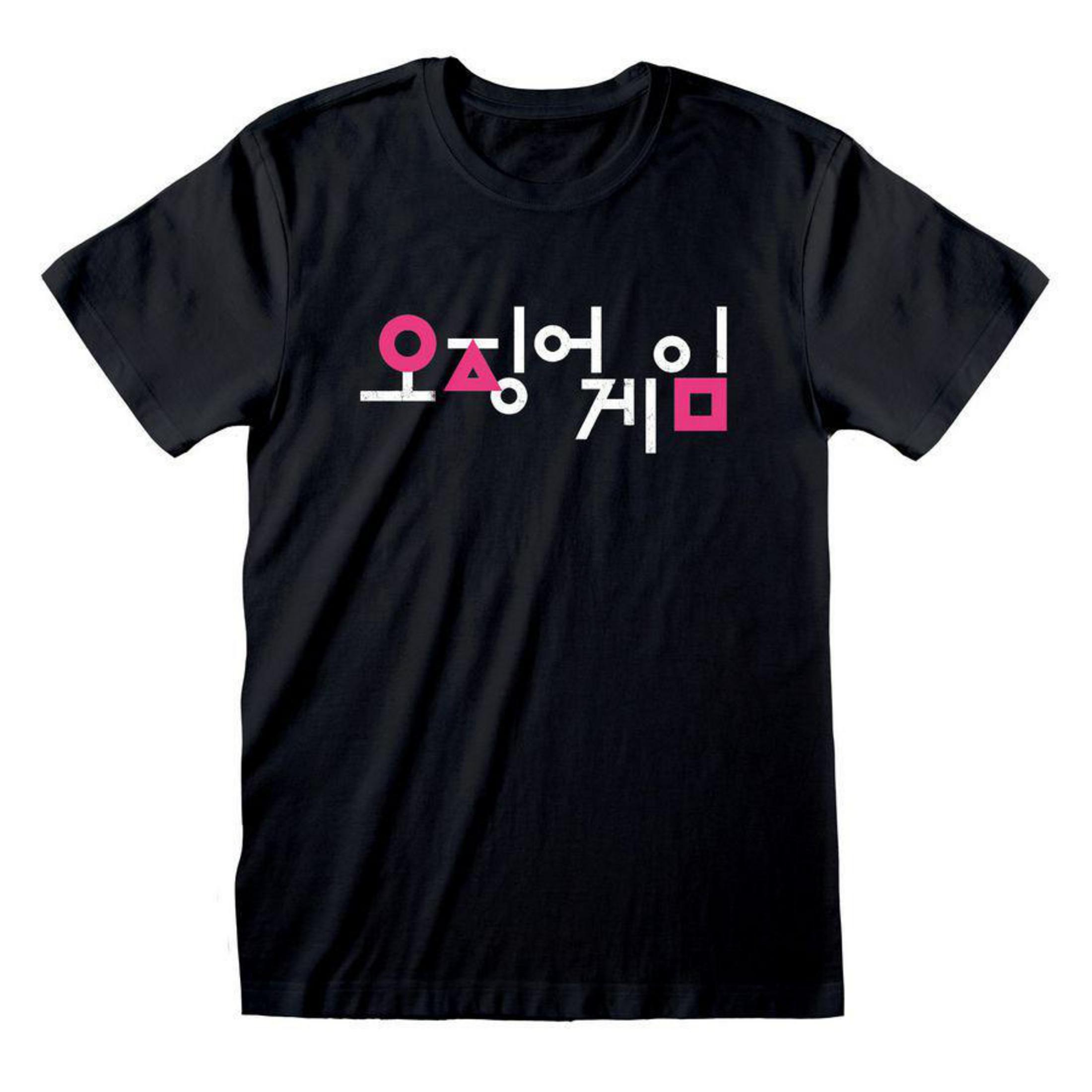 Schwarzes T-Shirt mit koreanischem Text und rosa Formen. Weißer Hintergrund.