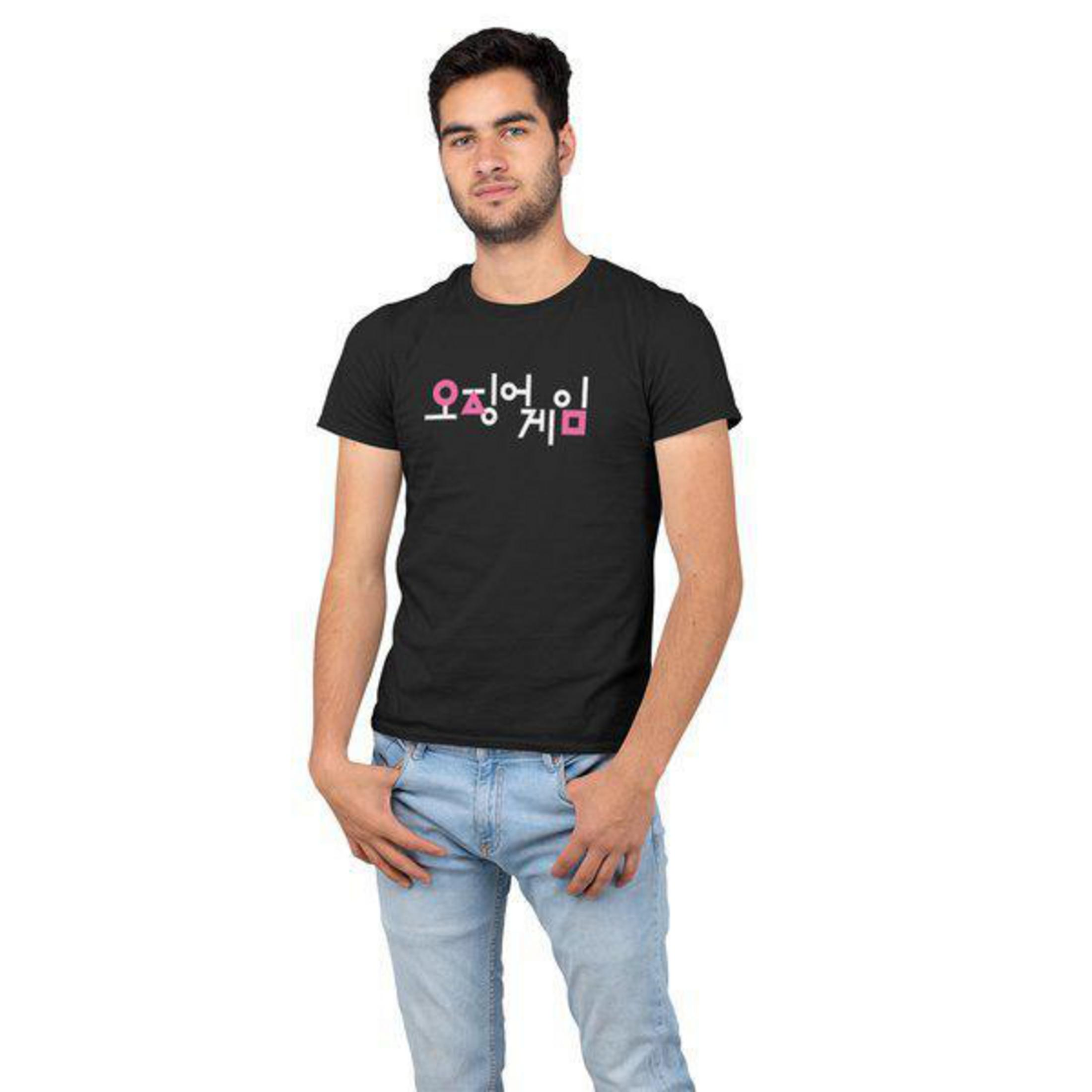Ein Mann in einem schwarzen T-Shirt mit koreanischem Text.