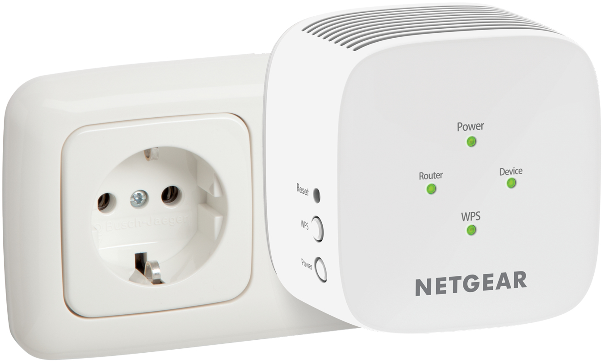 Prise électrique blanche et un prolongateur WiFi Netgear blanc branché, avec des voyants.