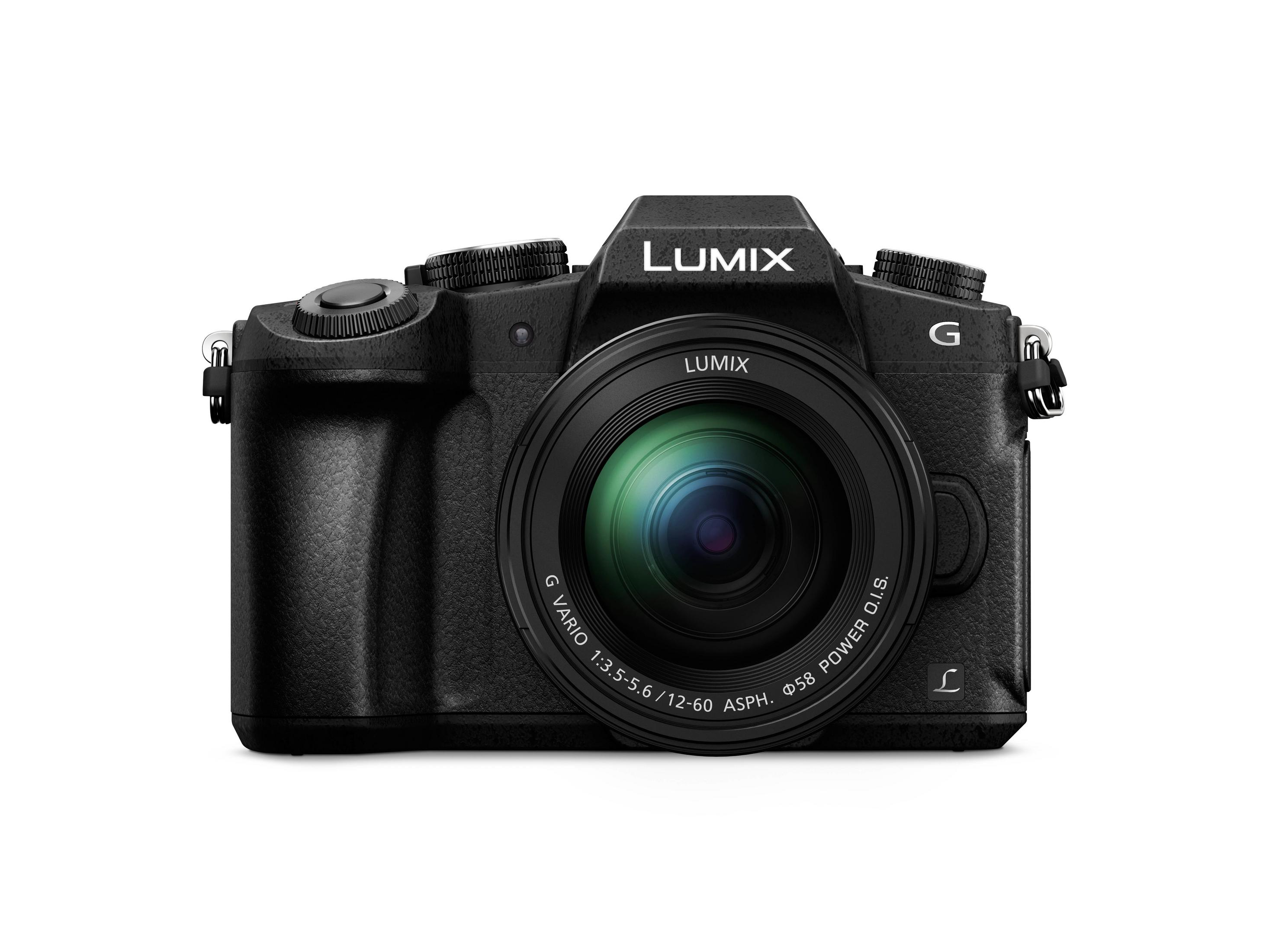 Eine schwarze Lumix-Kamera. Sie hat ein Objektiv und Tasten oben. Das Lumix-Logo ist sichtbar.