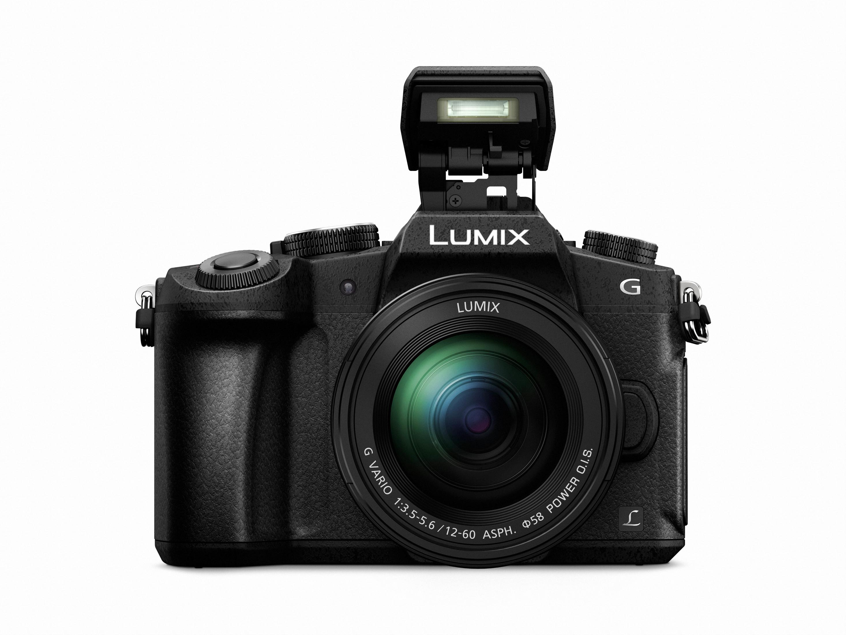 Schwarze Lumix Kamera mit Objektiv und Blitz. Auf weißem Hintergrund.