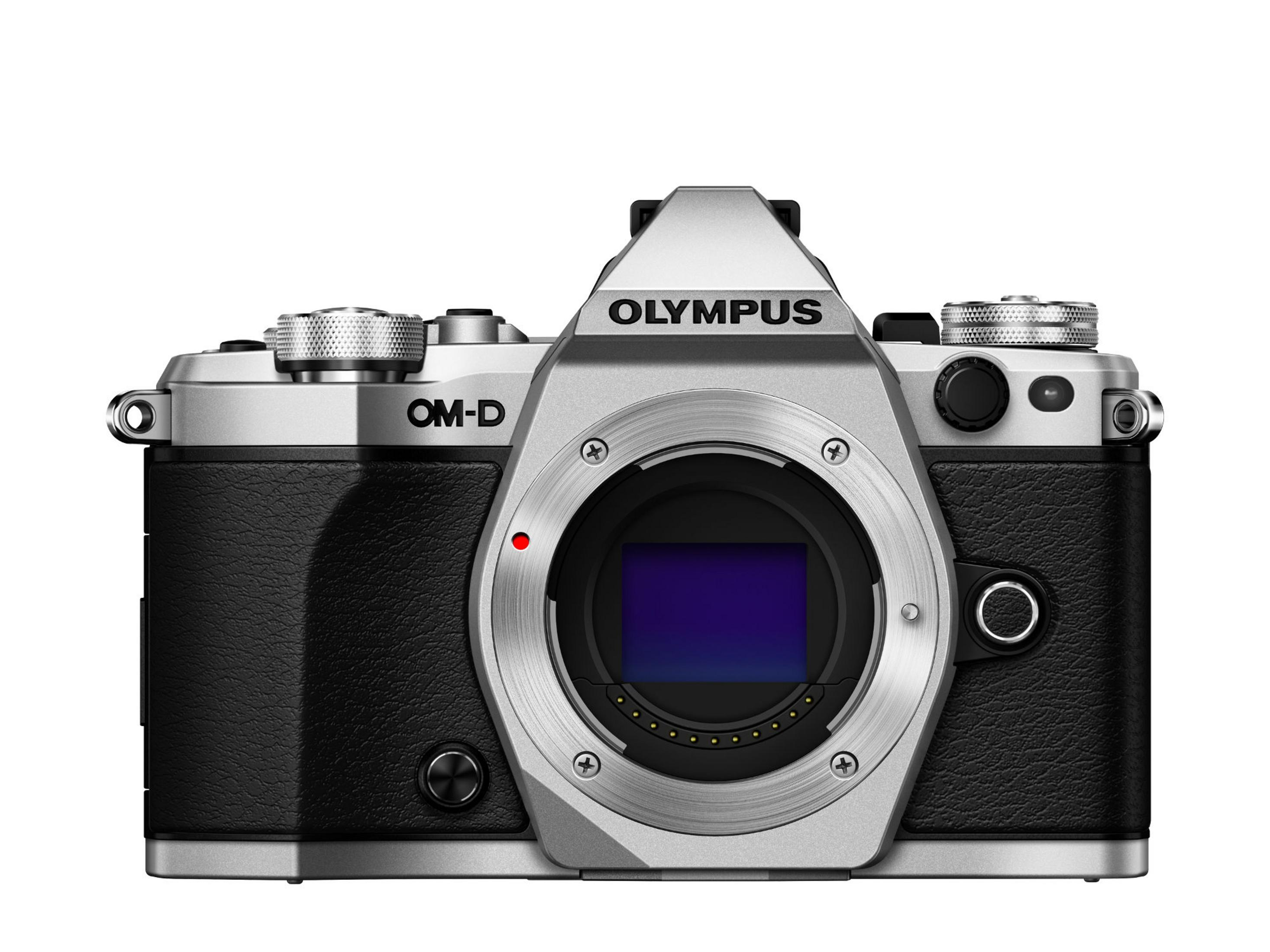 Silber-schwarze Olympus OM-D Kamera mit Objektiv, schwarzem Griff, weißer Hintergrund.