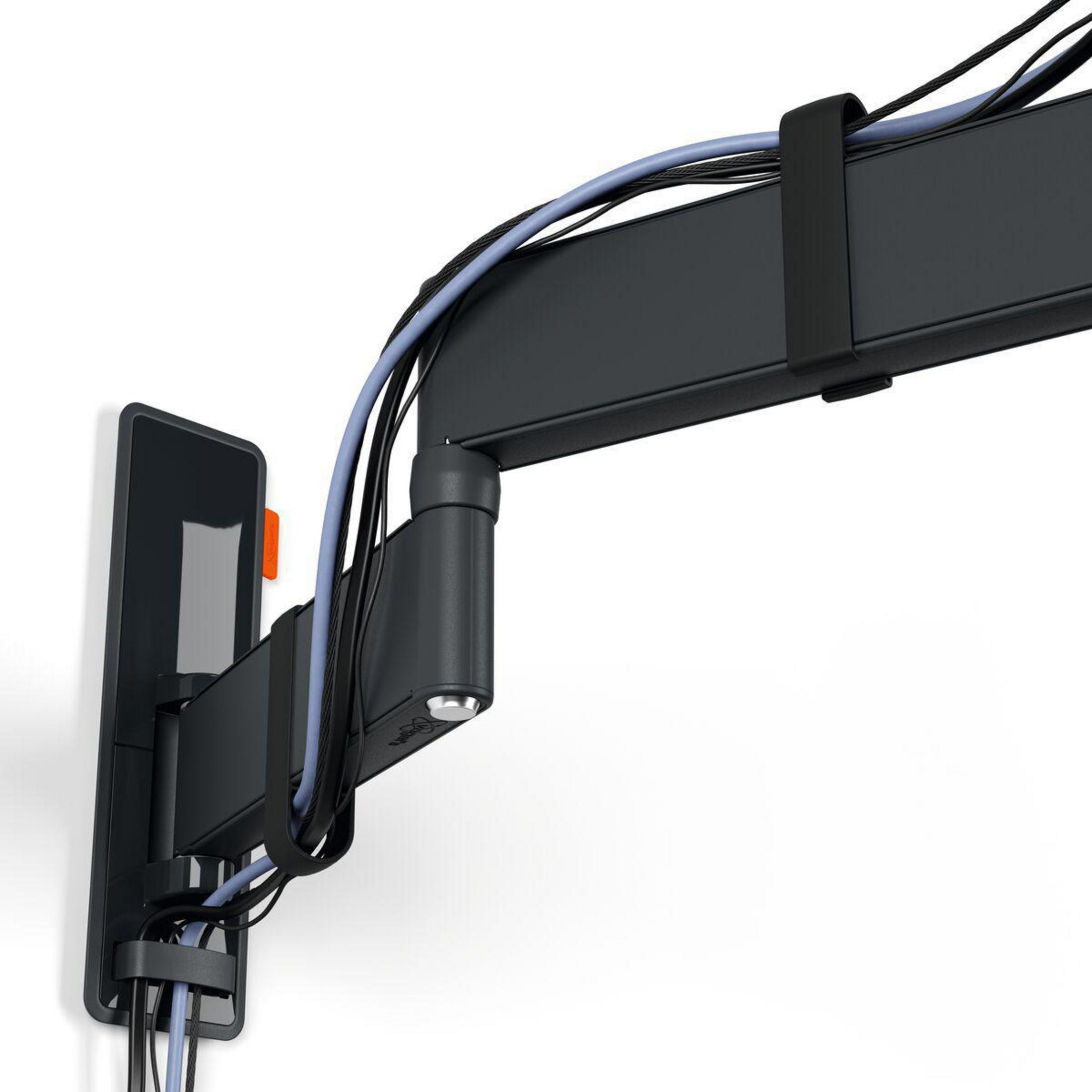 Telewizor zamontowany na ścianie, kable są zarządzane przez czarną konstrukcję.