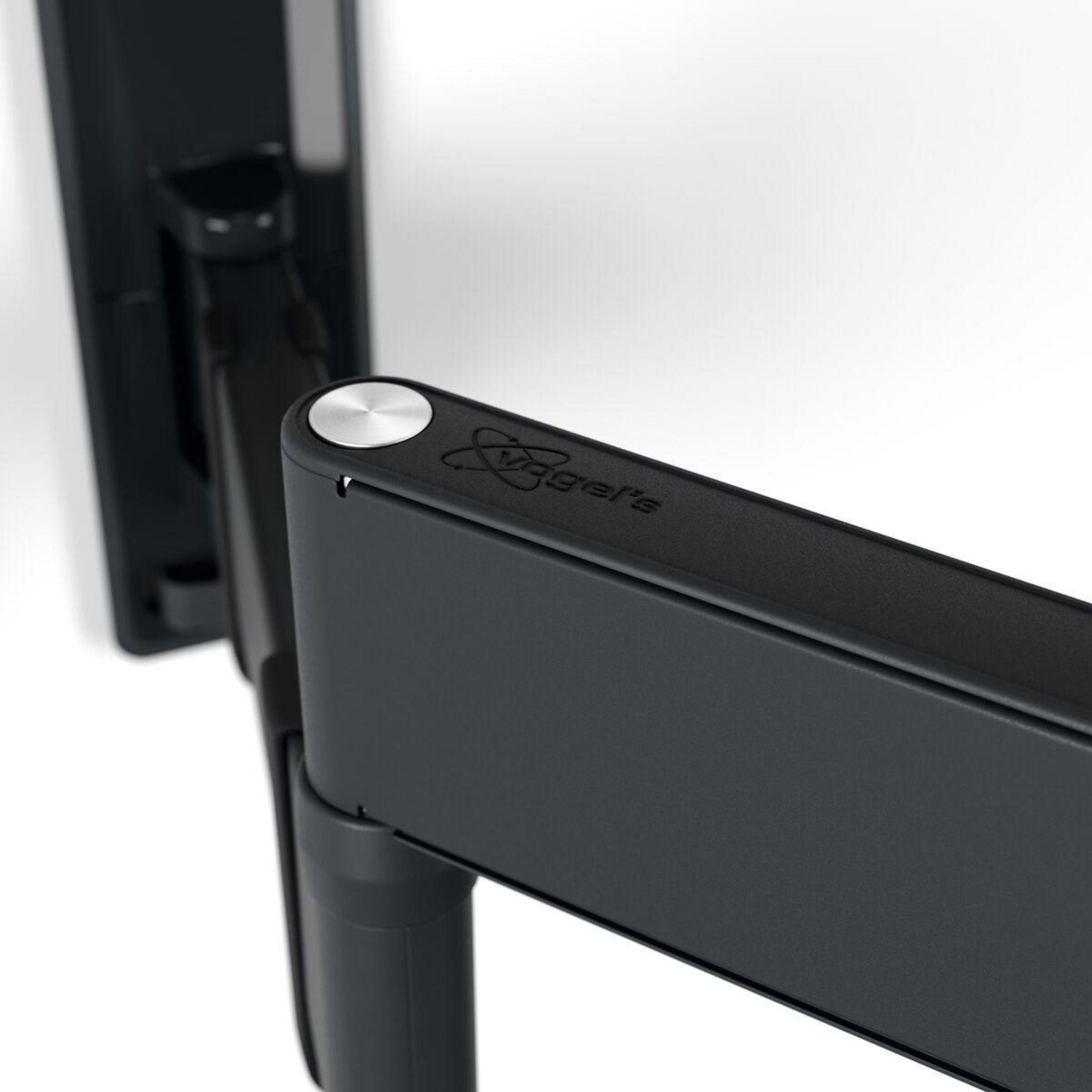 Czarny uchwyt ścienny ze srebrnym logo na ramieniu. Białe tło.