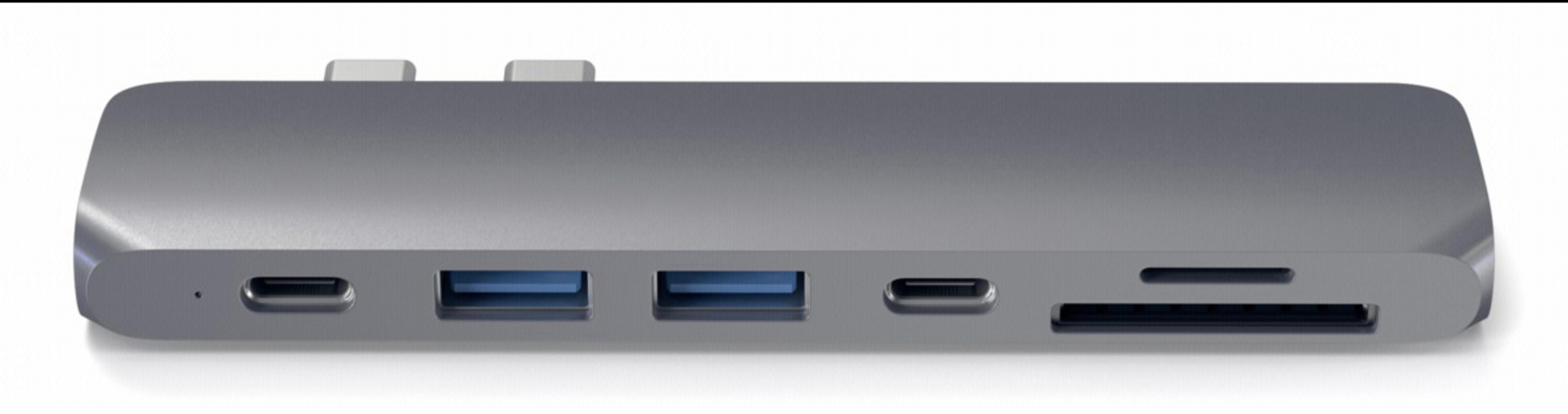Hub argento con più porte. Slot USB, USB-C e schede SD visibili.