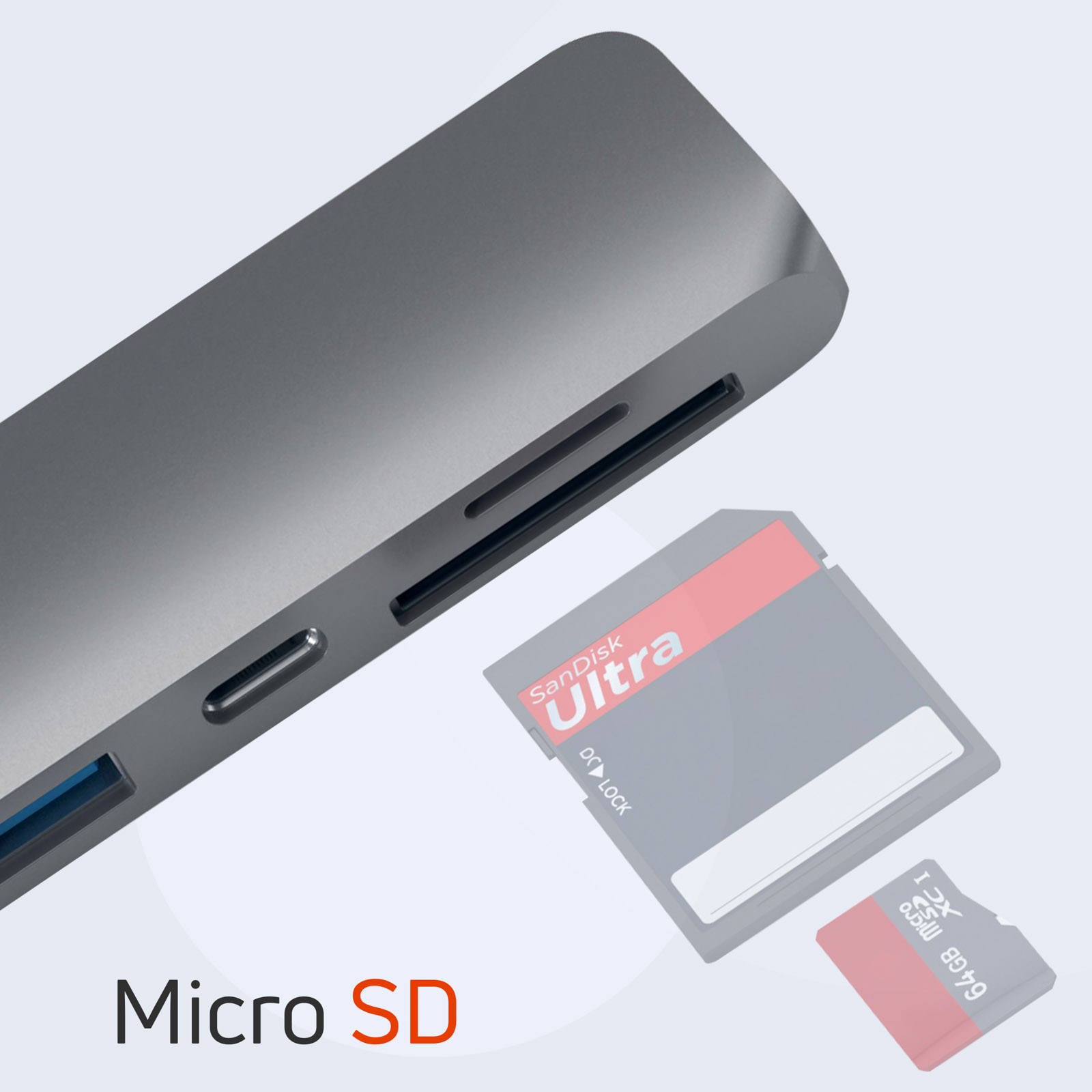 Un hub USB argentato, una scheda SD e una scheda micro SD sono in mostra. Sfondo bianco.