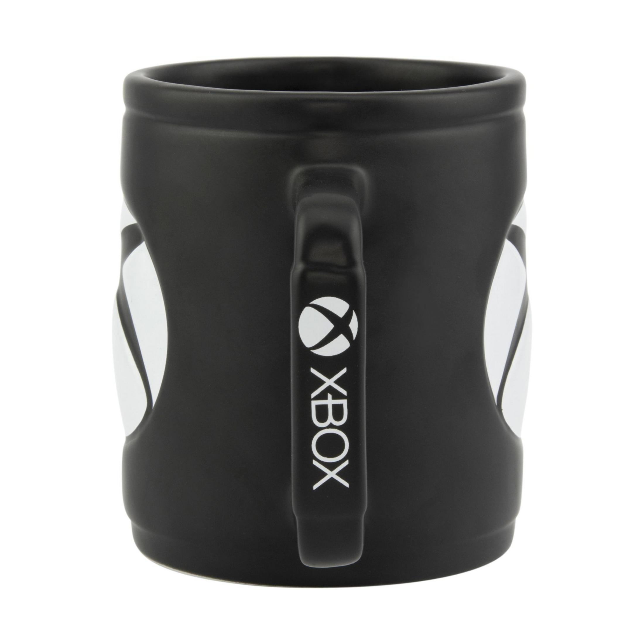 Ein schwarzer Xbox-Becher mit weißen Logos an den Seiten und dem Xbox-Logo und Text am Griff.