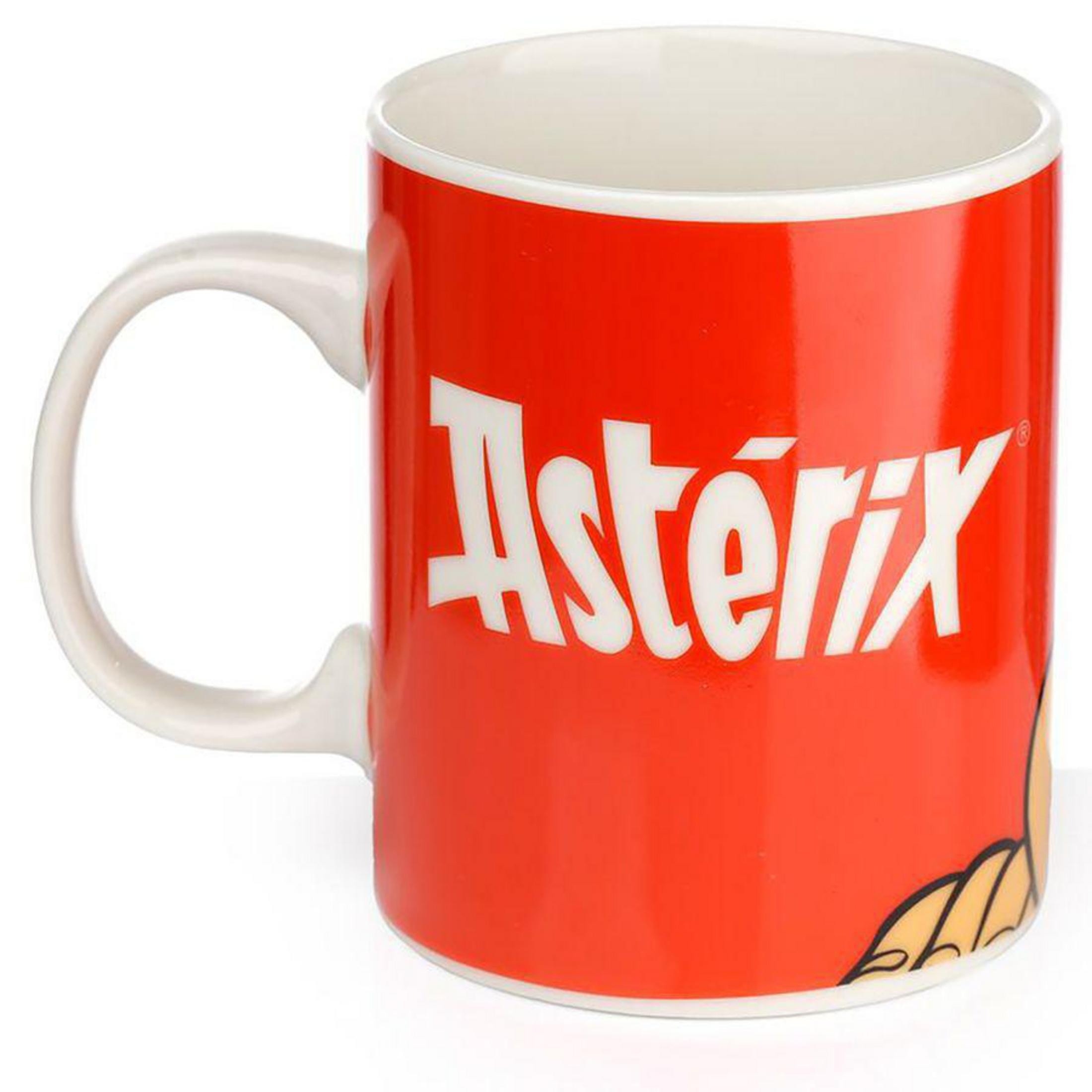 Eine rote Tasse mit Asterix-Text in Weiß, mit weißem Henkel, isoliert auf weißem Grund.