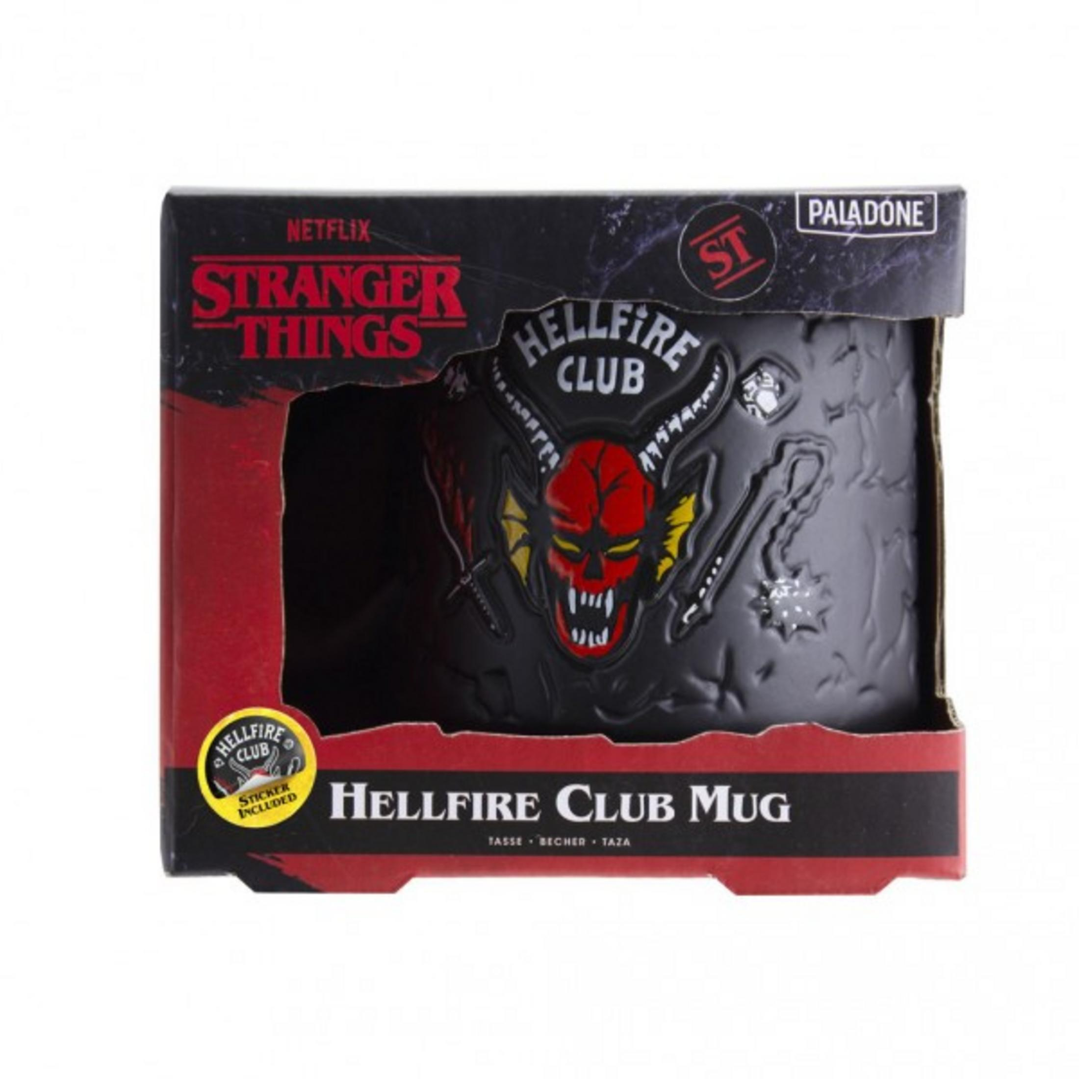 Ein Stranger Things Hellfire Club-Becher in seiner Verpackung, mit rotem und schwarzem Design.