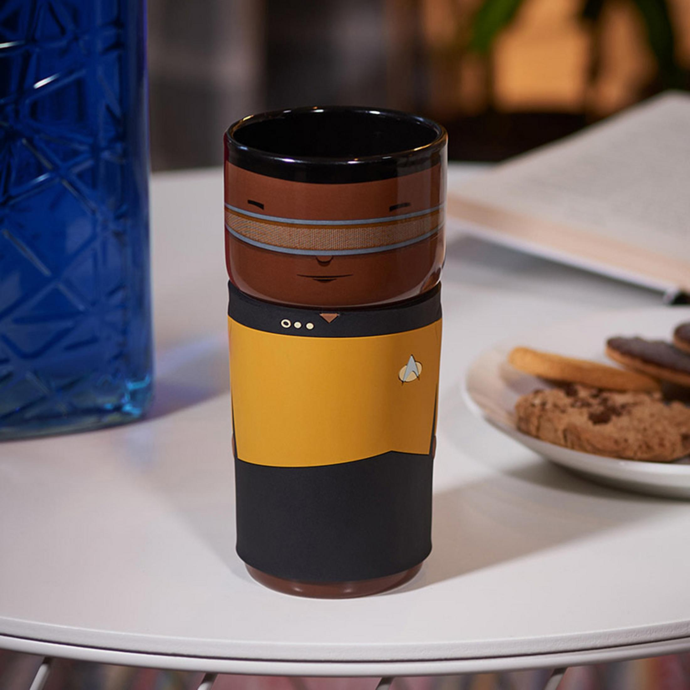 Star Trek Tasse. Brauner Oberteil und gelbes Hemd mit schwarzem Kragen. Teller und Buch.