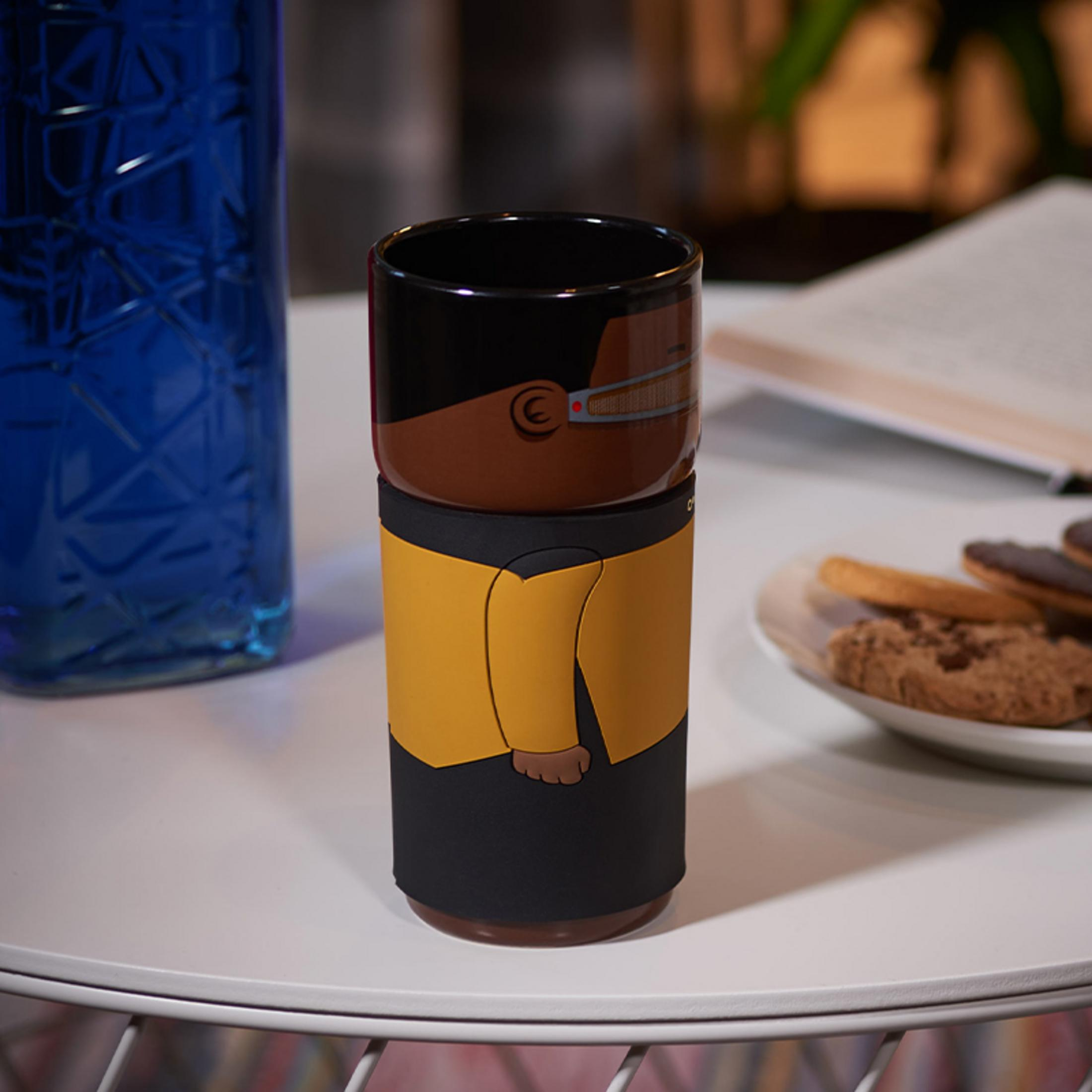 Star Trek Tasse, mit Cartoon-Charakter-Design auf Tisch.