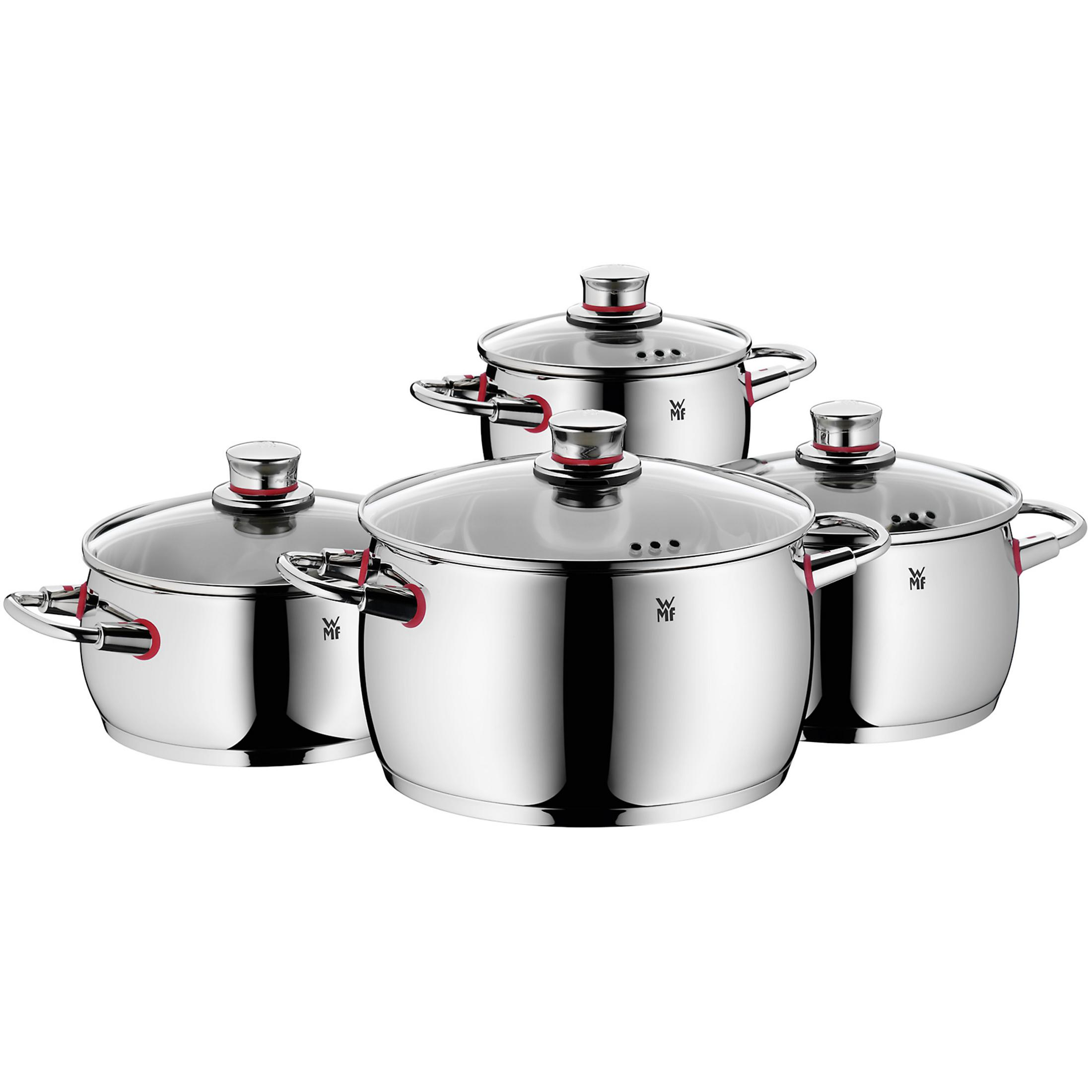 Quatre casseroles en inox avec couvercles en verre et détails rouges, sur fond blanc.