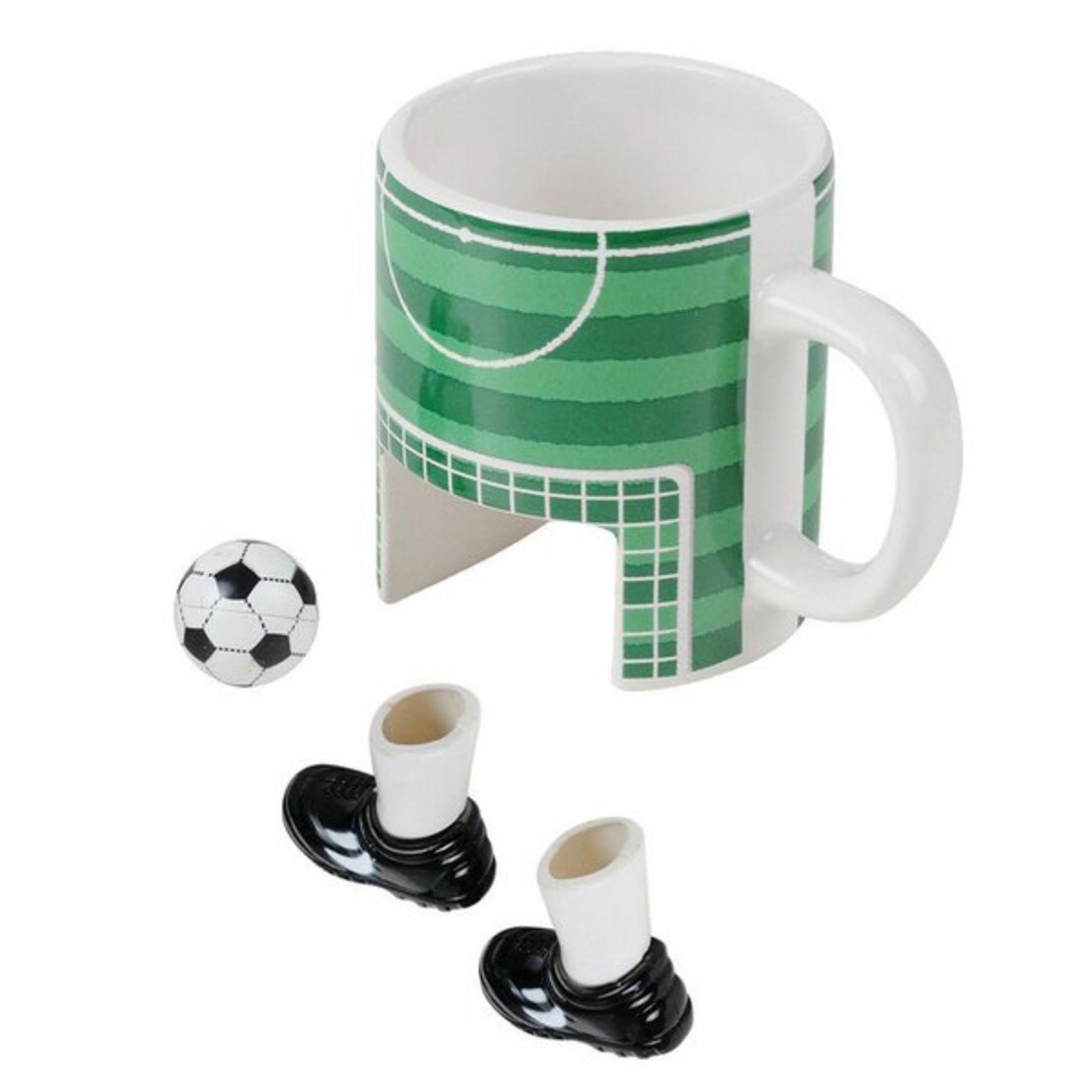 Tasse mit Fußballfeld-Design, Fußball und Fußballschuh-Figuren.