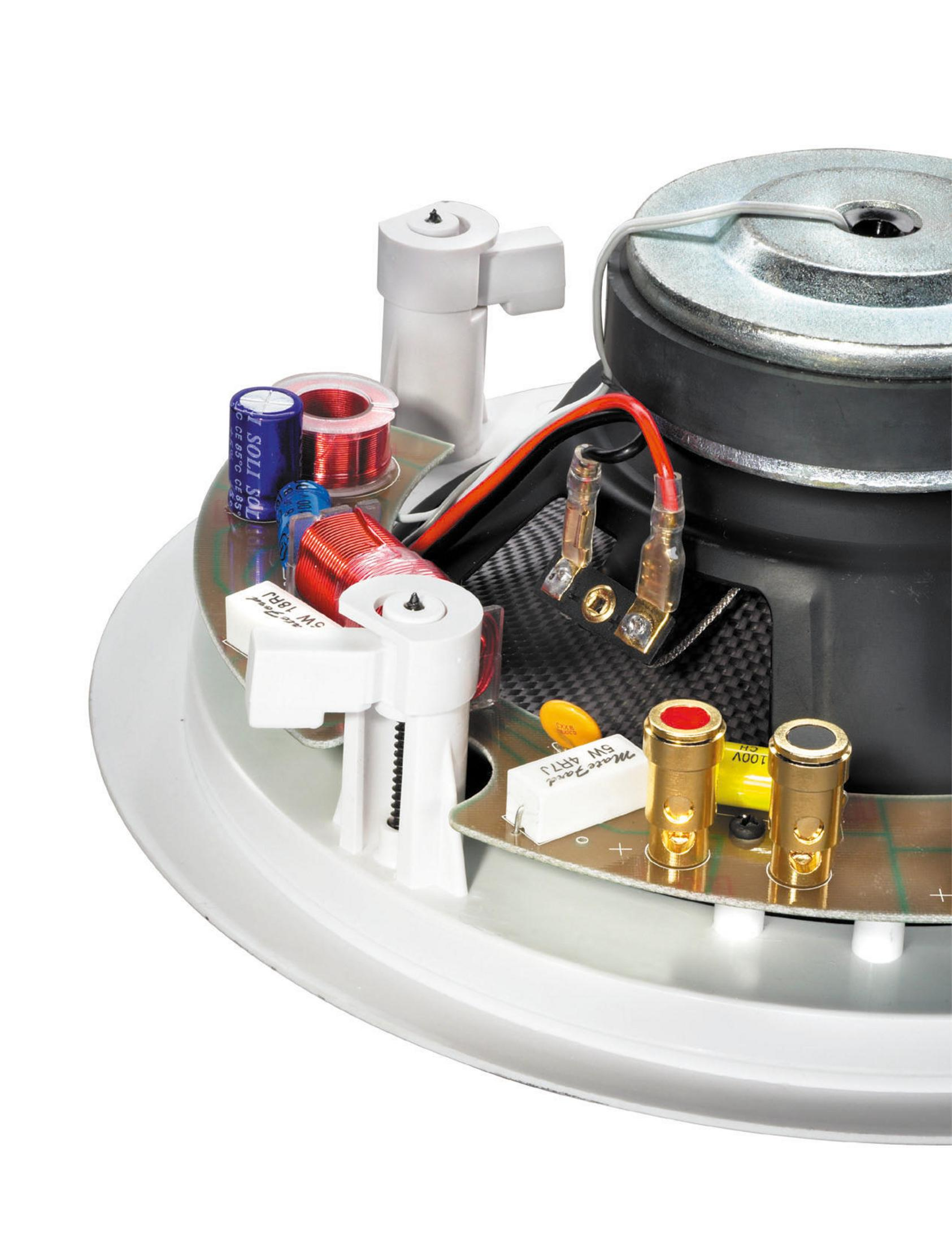 Zbliżenie wewnętrznych komponentów białego głośnika, w tym przewodów i elementów elektronicznych.