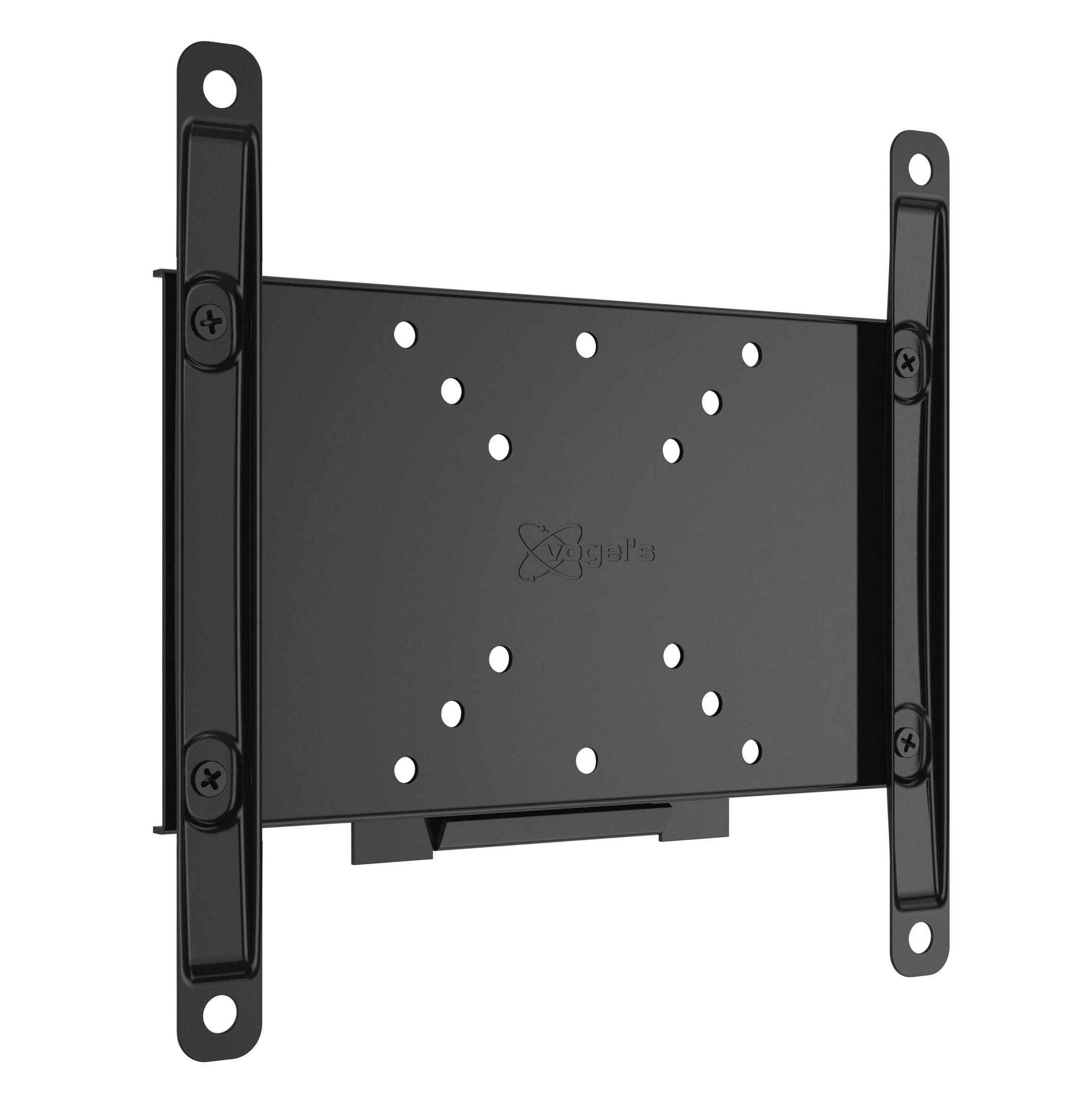 Un support mural TV noir. Il possède de nombreux trous pour s'adapter à différents téléviseurs. Fond blanc.
