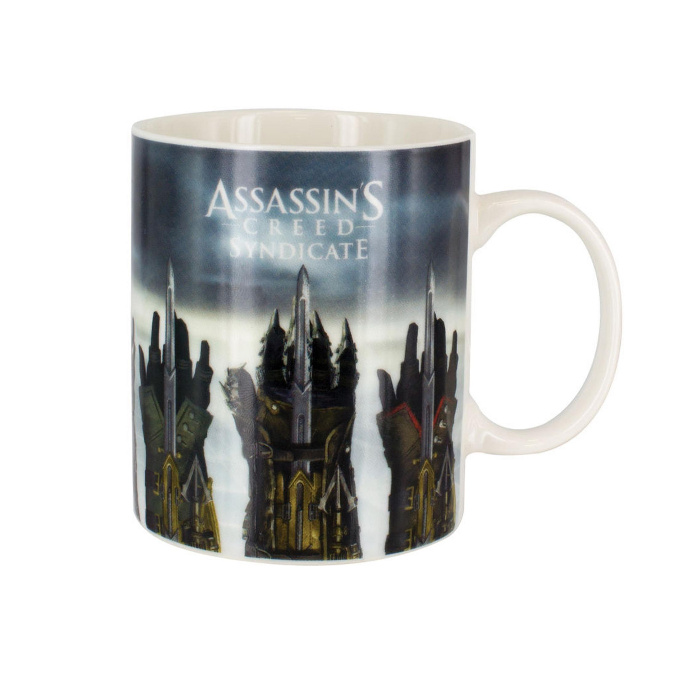 Eine weiße Tasse mit Assassin's Creed Syndicate-Grafiken und einem weißen Griff, auf Weiß.