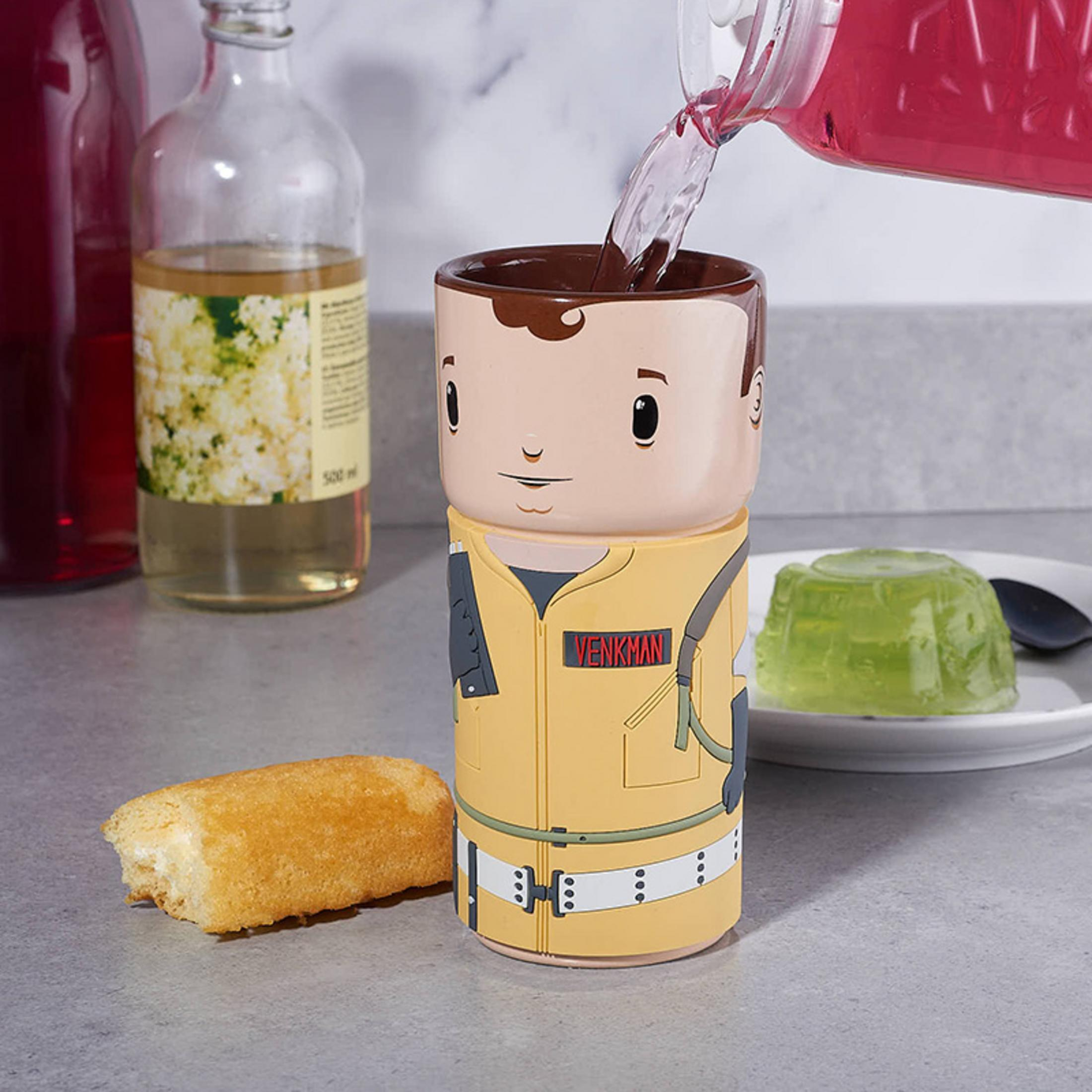 Ghostbusters-Tasse, in die Saft gegossen wird, mit Snack und Gelee.