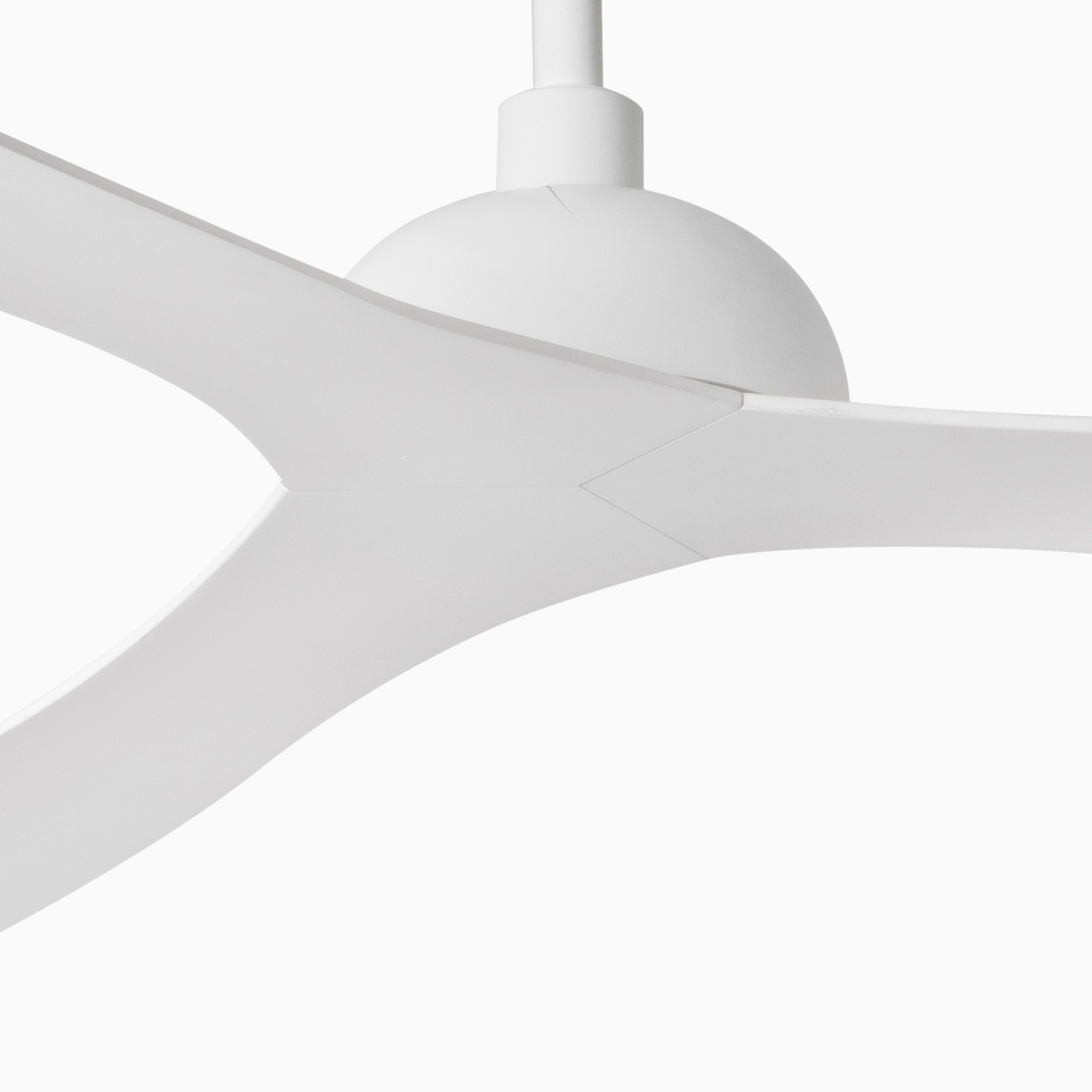 Un primo piano di un ventilatore da soffitto bianco con tre pale. È su uno sfondo bianco.