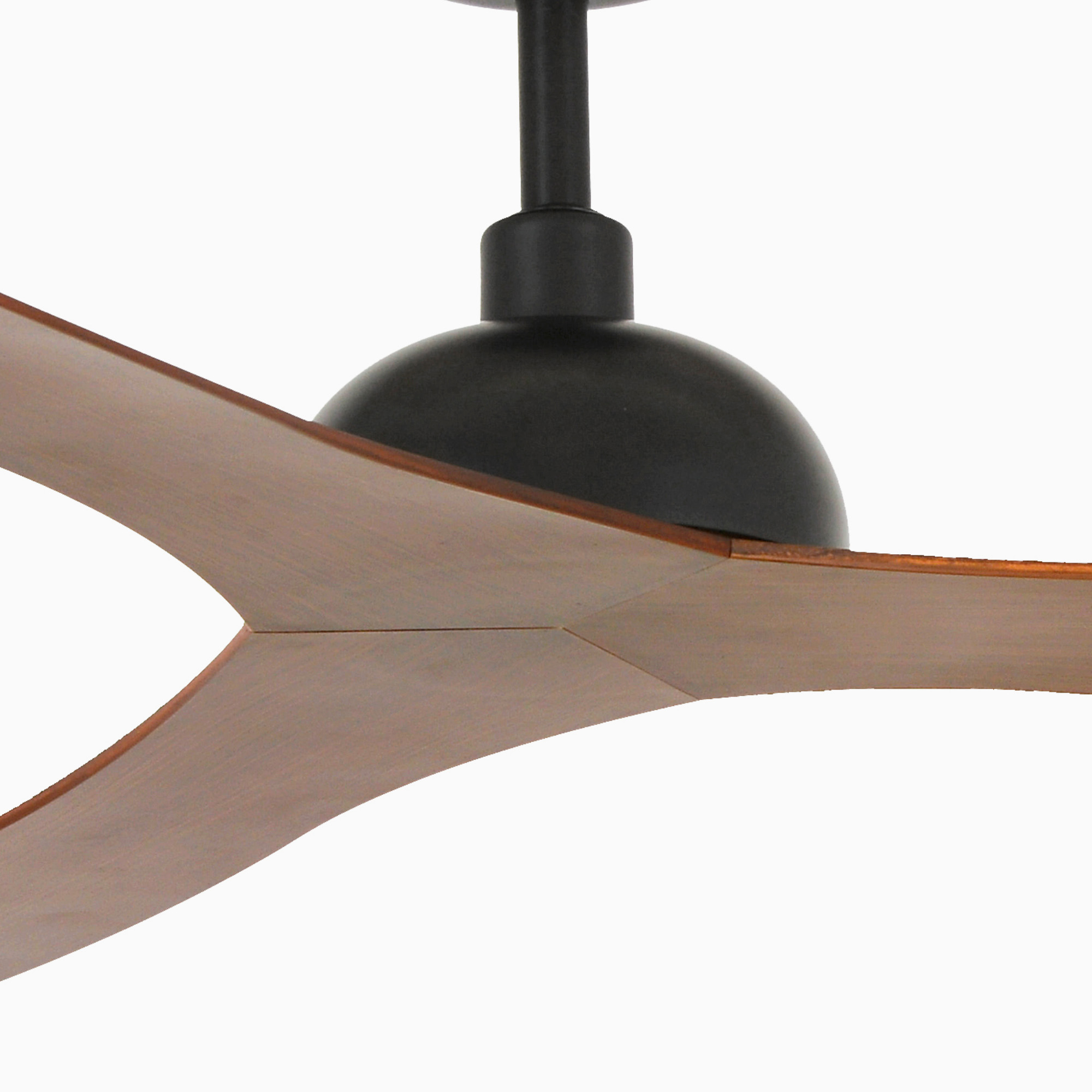 Primo piano di un ventilatore a soffitto con pale color legno e una cupola nera, su sfondo bianco.