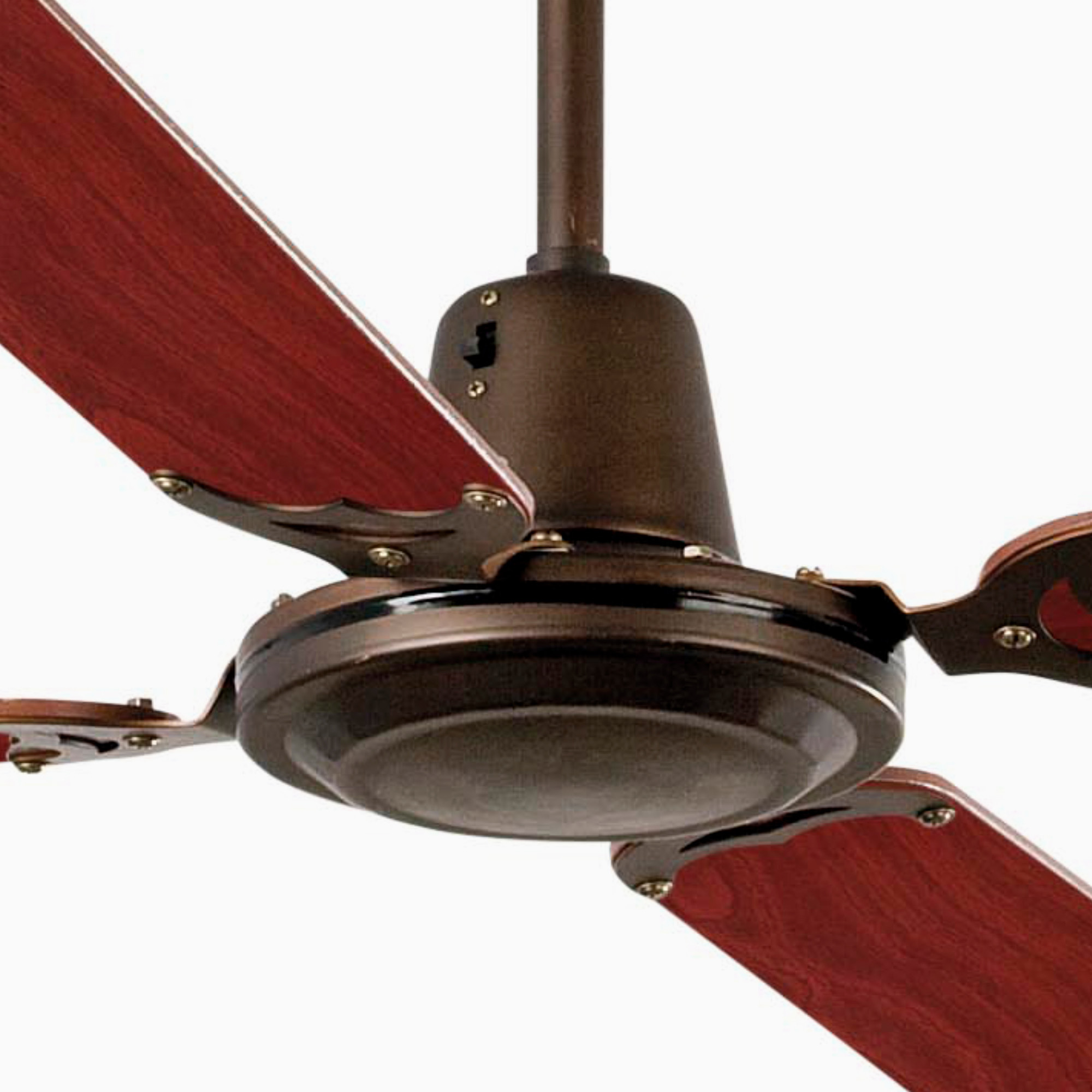 Primo piano del motore e delle pale di un ventilatore da soffitto, che mostra un motore color bronzo e pale rosso scuro.