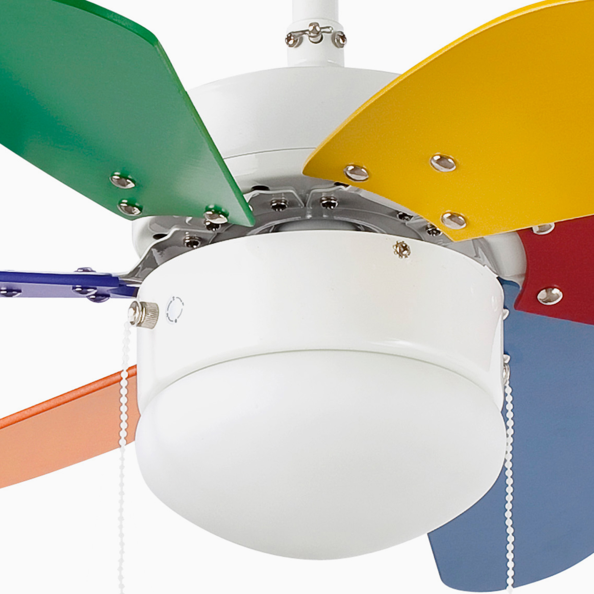 Un ventilatore da soffitto bianco con pale colorate. Le pale sono verdi, gialle, blu, rosse e arancioni.