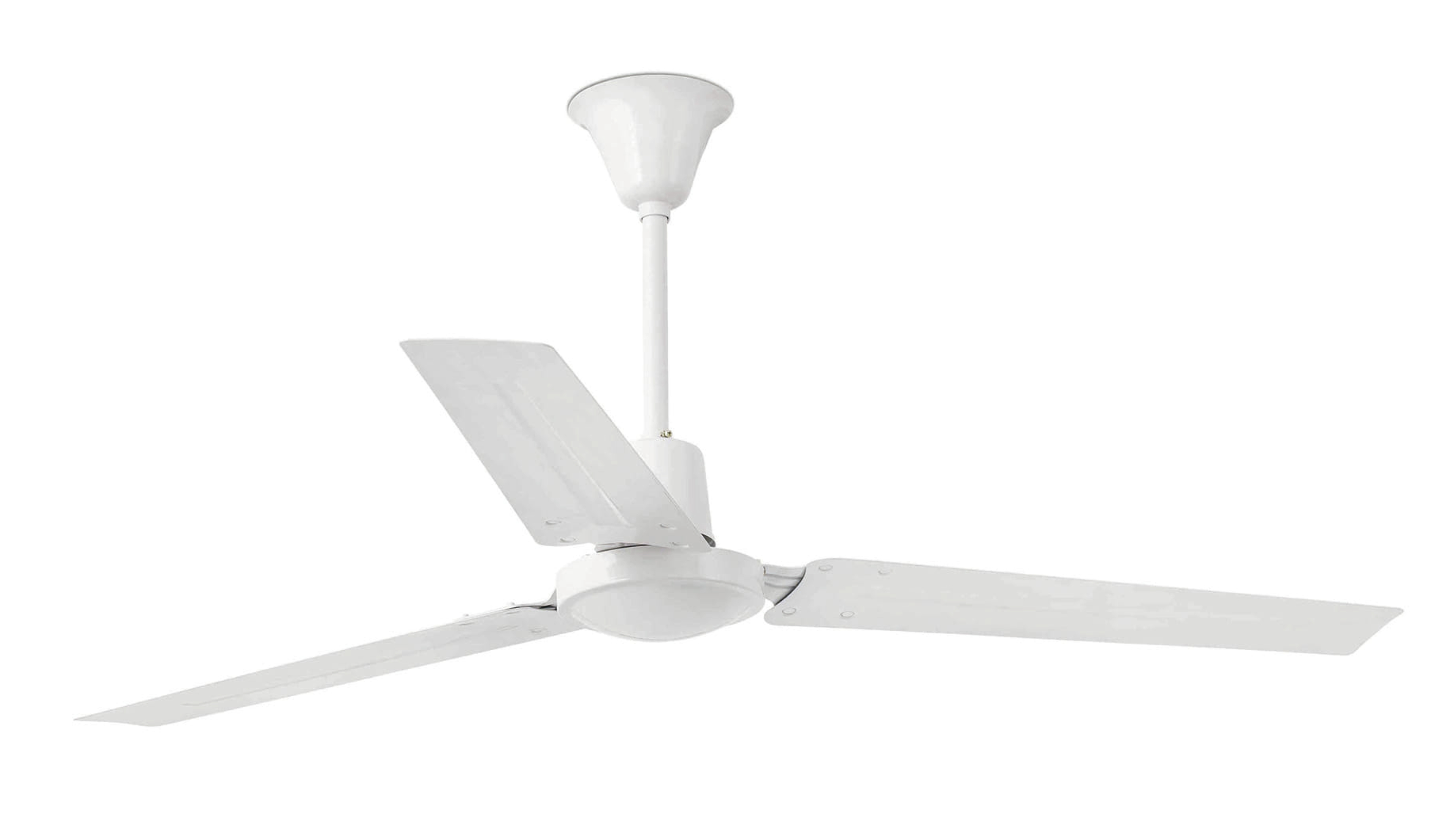 Ventilatore da soffitto bianco con tre pale. Sfondo bianco.
