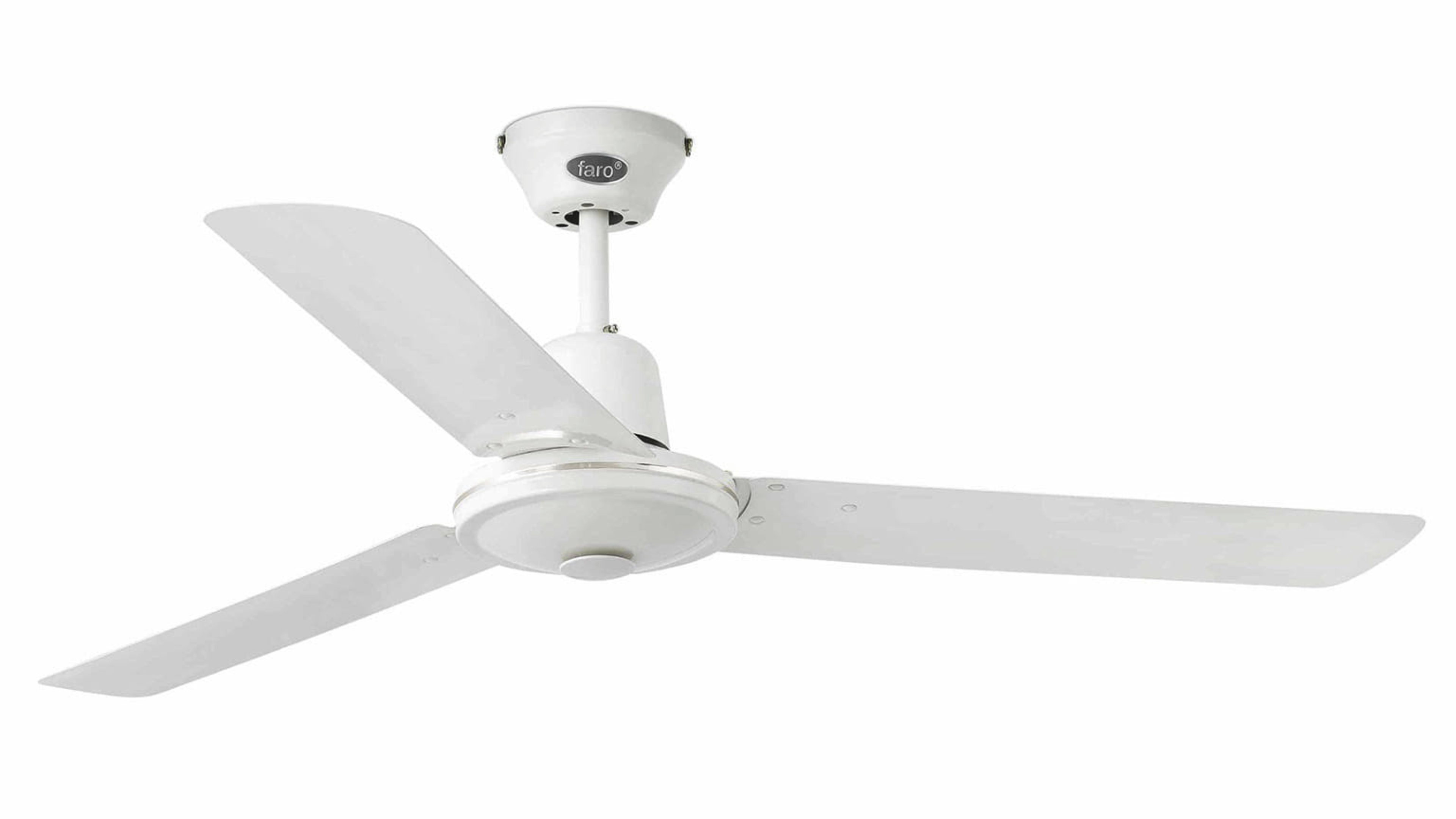 Ventilatore da soffitto bianco con tre pale. È appeso a un palo bianco con il logo 'fairo'.