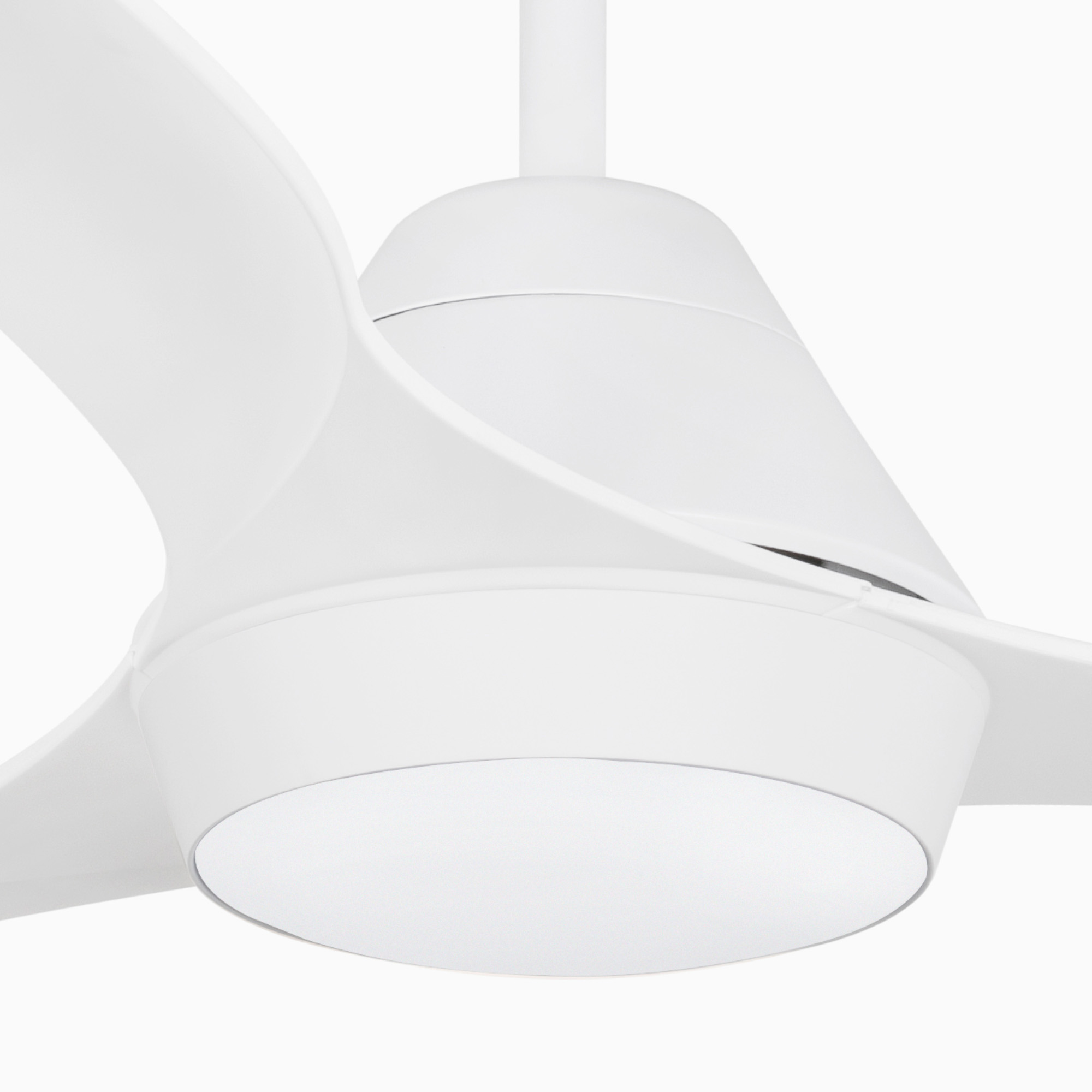 Un ventilatore da soffitto bianco con tre pale e una luce centrale. È su uno sfondo bianco.