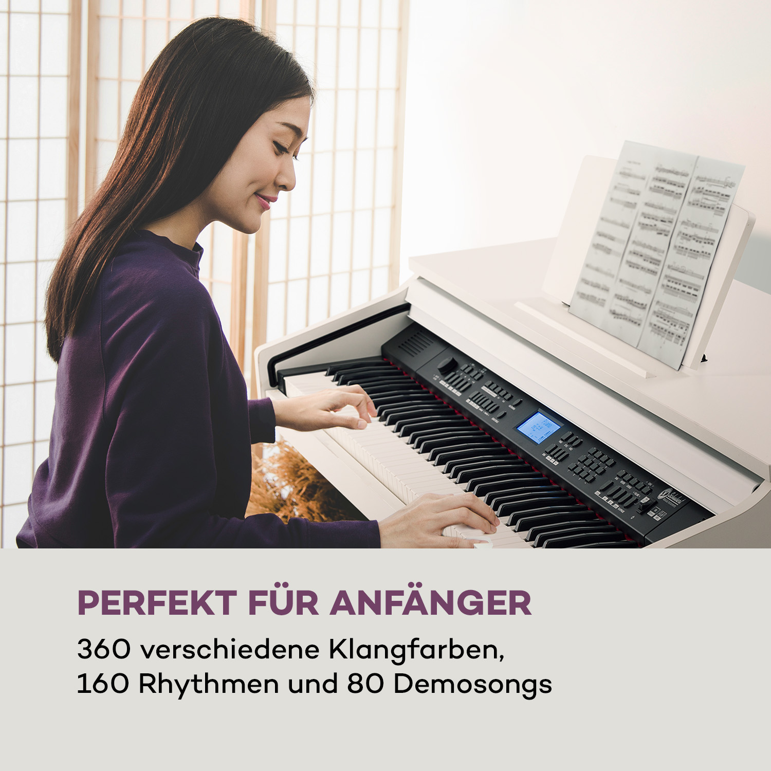 Frau spielt ein weißes Digitalpiano mit Notenblättern und einem Bildschirm.