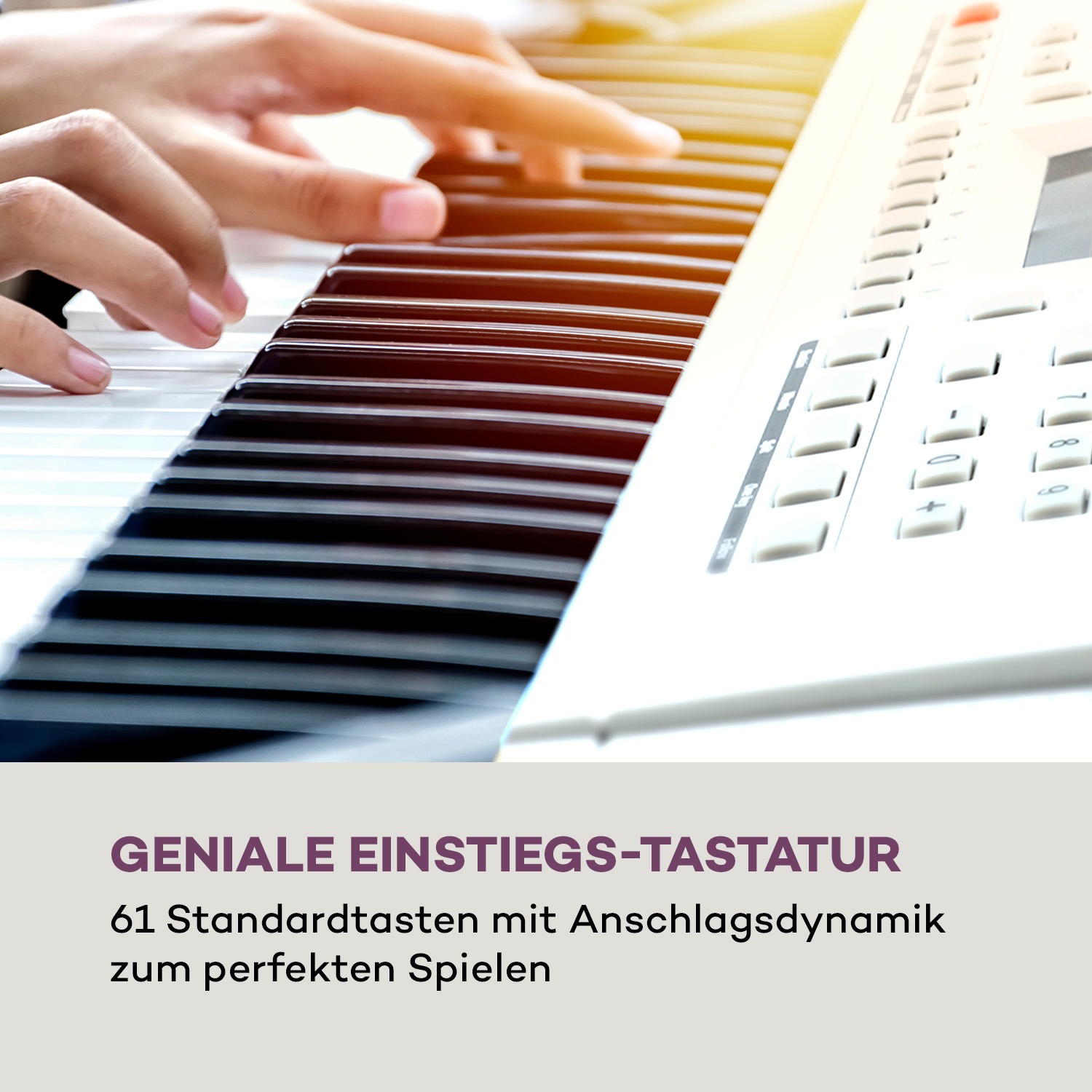 Hände spielen weiße Klaviertasten. Die Tastatur hat eine digitale Anzeige und Knöpfe.
