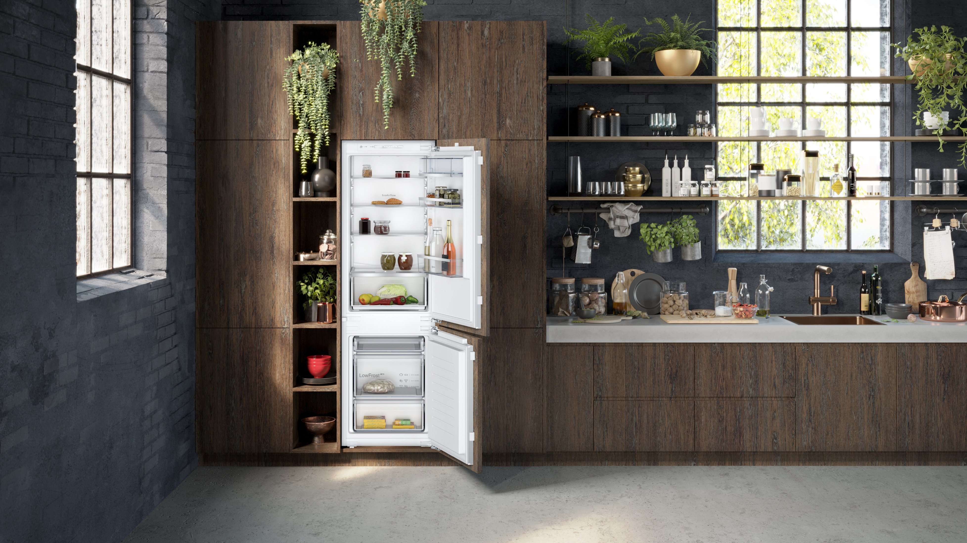 Offener Kühlschrank mit Lebensmitteln in einer modernen Küche. Holzschränke und Backsteinmauer.