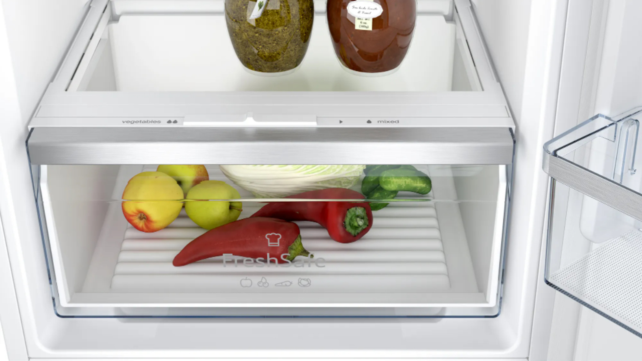 In einem Kühlschrank, rote Paprika, Äpfel und Gemüse in einer Schublade.