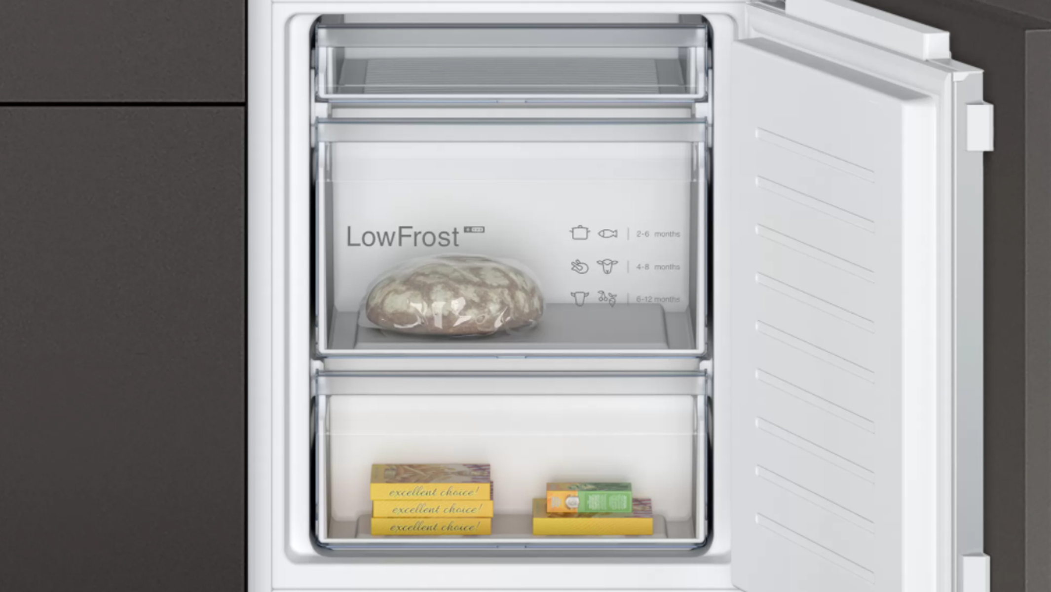 Offener Gefrierschrank mit Brot in einer Tüte im mittleren Regal und einigen Kartons im unteren Regal.