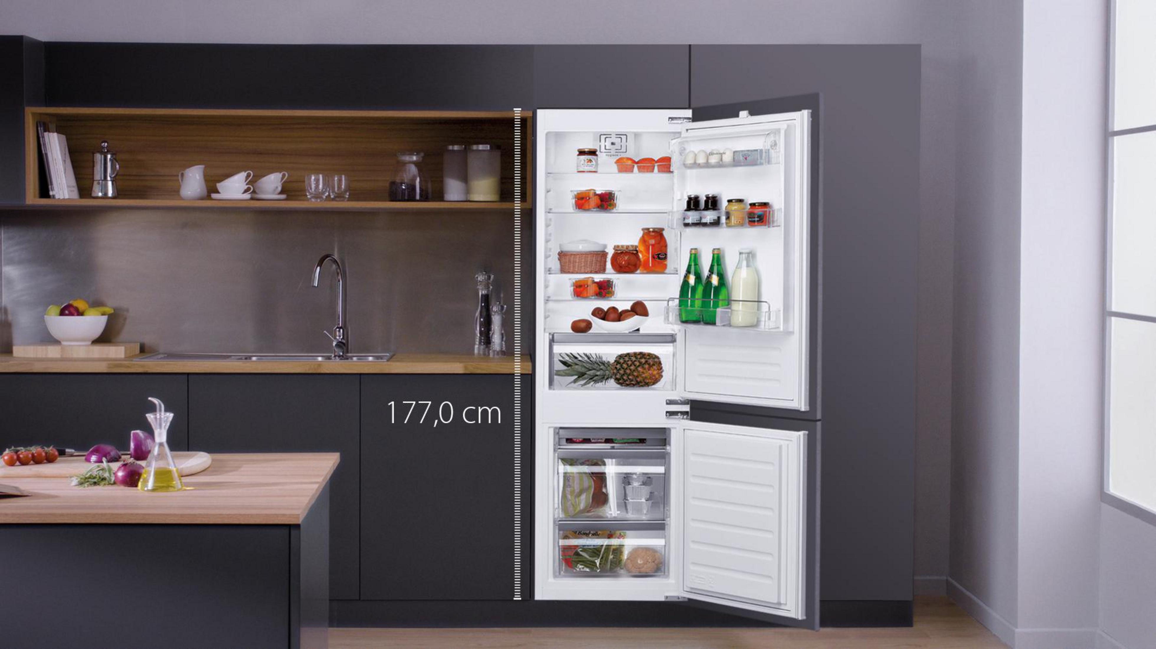 Küche mit Kühlschrank, Spüle und Arbeitsplatte. Der Kühlschrank ist offen.
