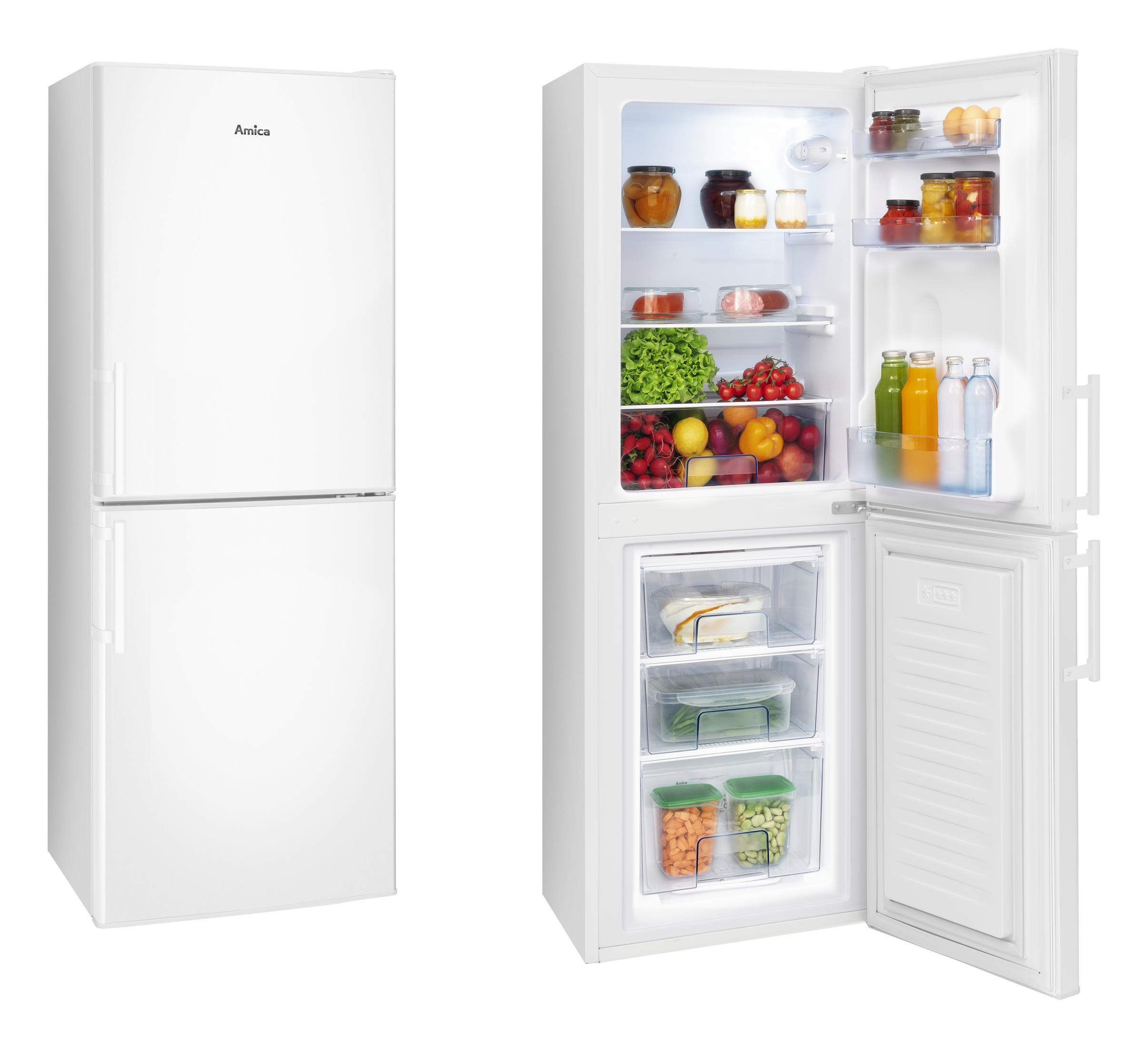 Ein weißer Kühlschrank, mit geöffneten Türen, die das Innere mit Lebensmitteln zeigen.