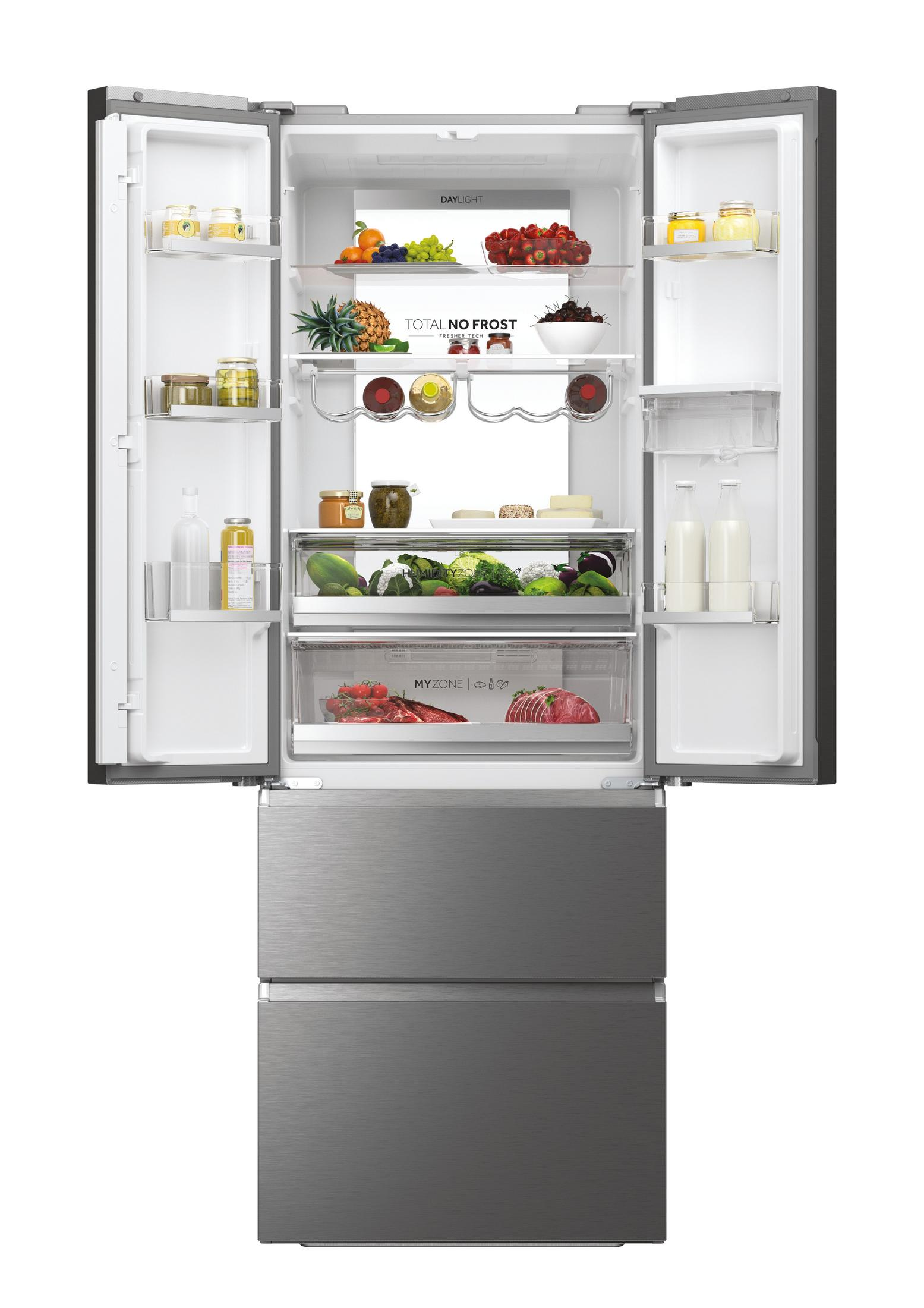 Refrigerador abierto con estantes, frutas, verduras y frascos. Acabado de acero inoxidable, interior blanco, iluminación brillante.