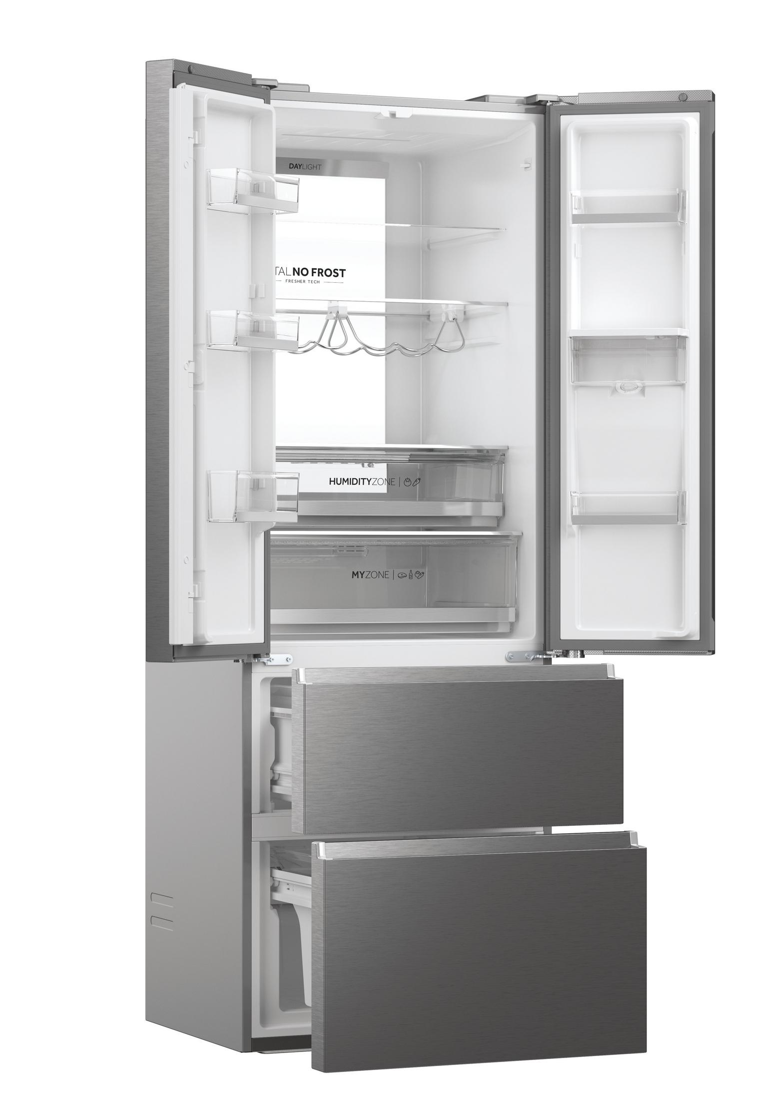 Un refrigerador de acero inoxidable con puertas abiertas, que revela estantes y cajones en el interior.