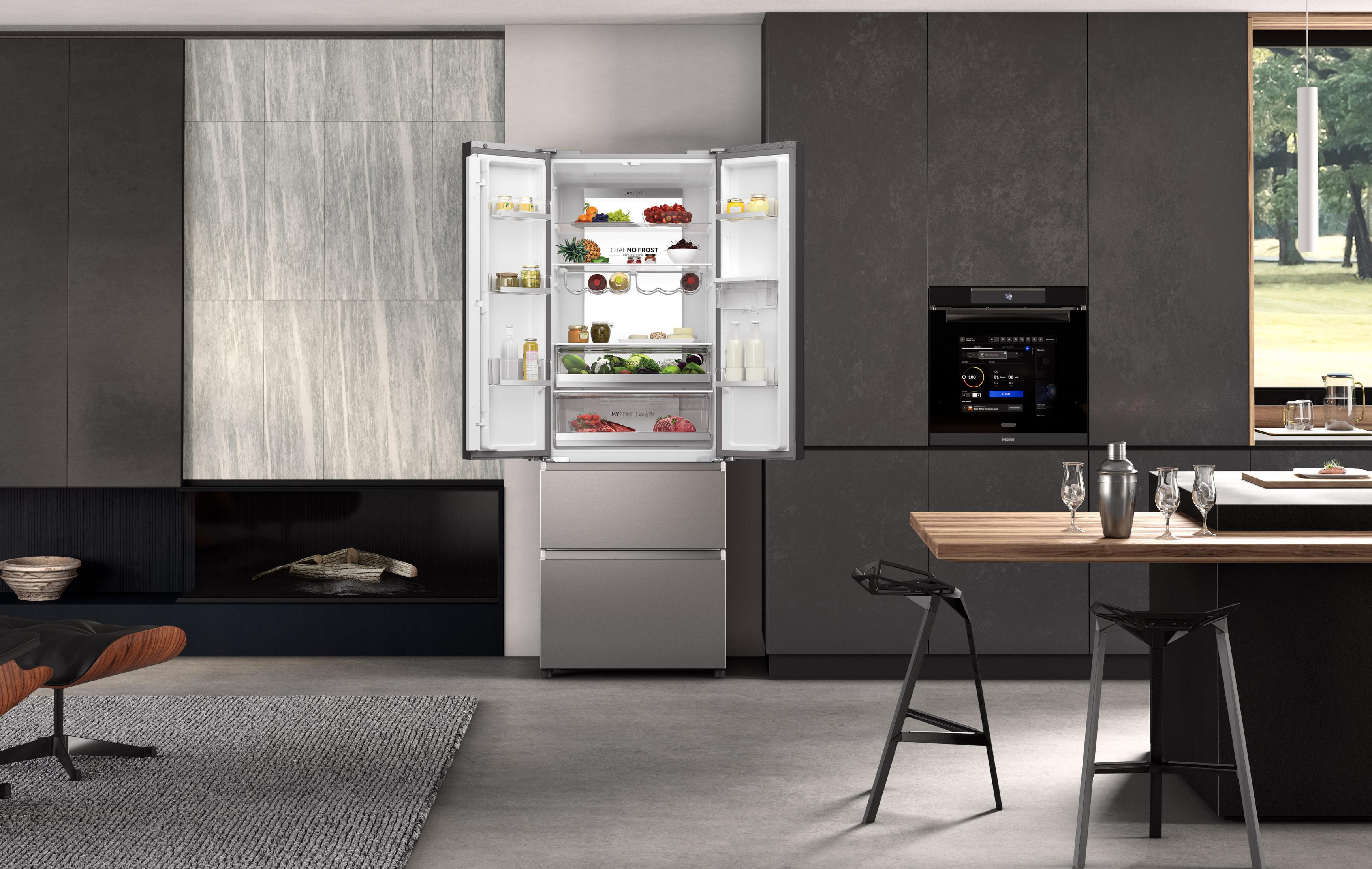 Escena de cocina con nevera abierta. Comida y bebidas dentro. Decoración moderna. Negro y gris.
