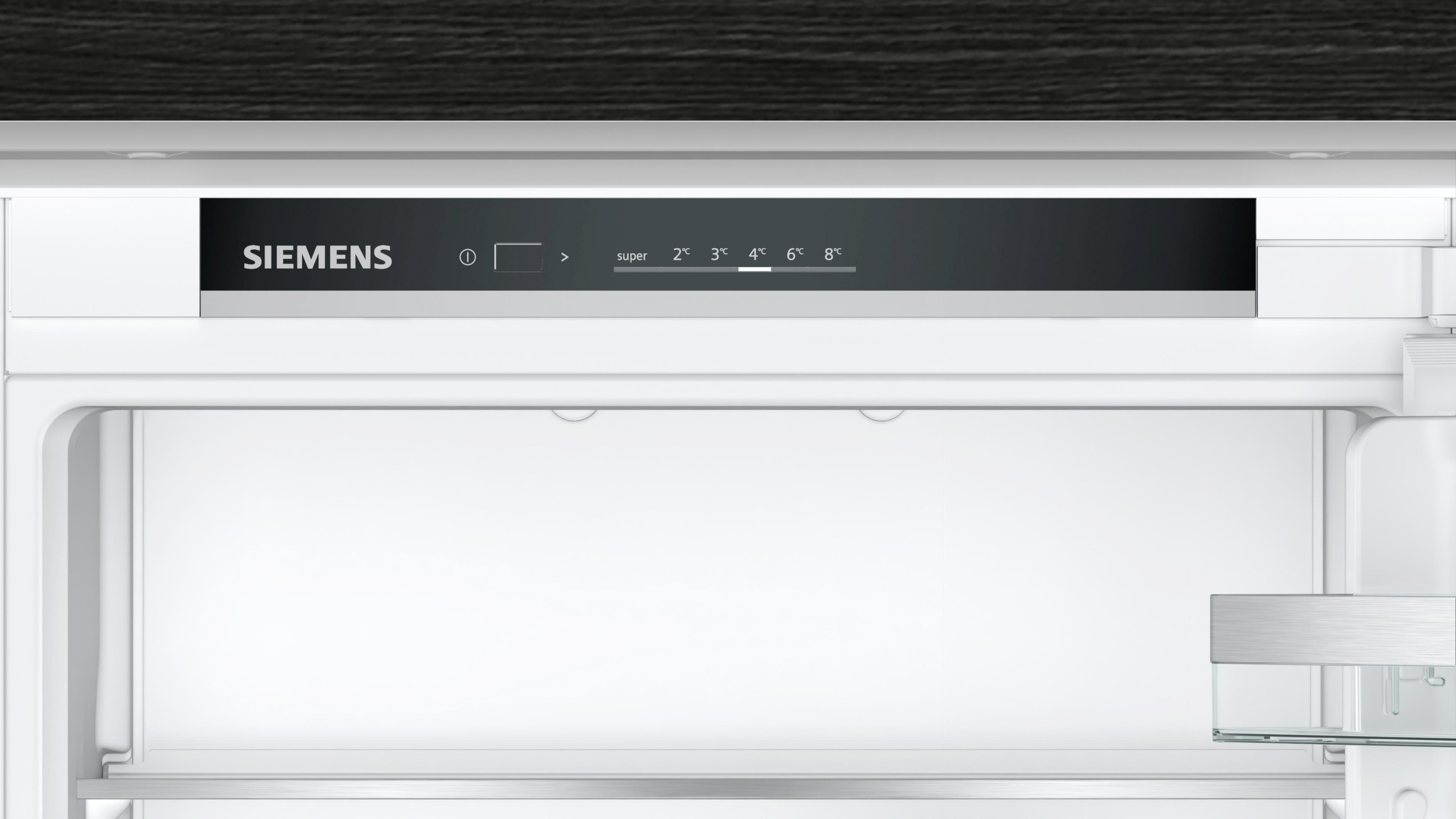Primer plano del panel de control de un refrigerador con el logotipo de Siemens, indicadores de temperatura y ajuste 'super'.