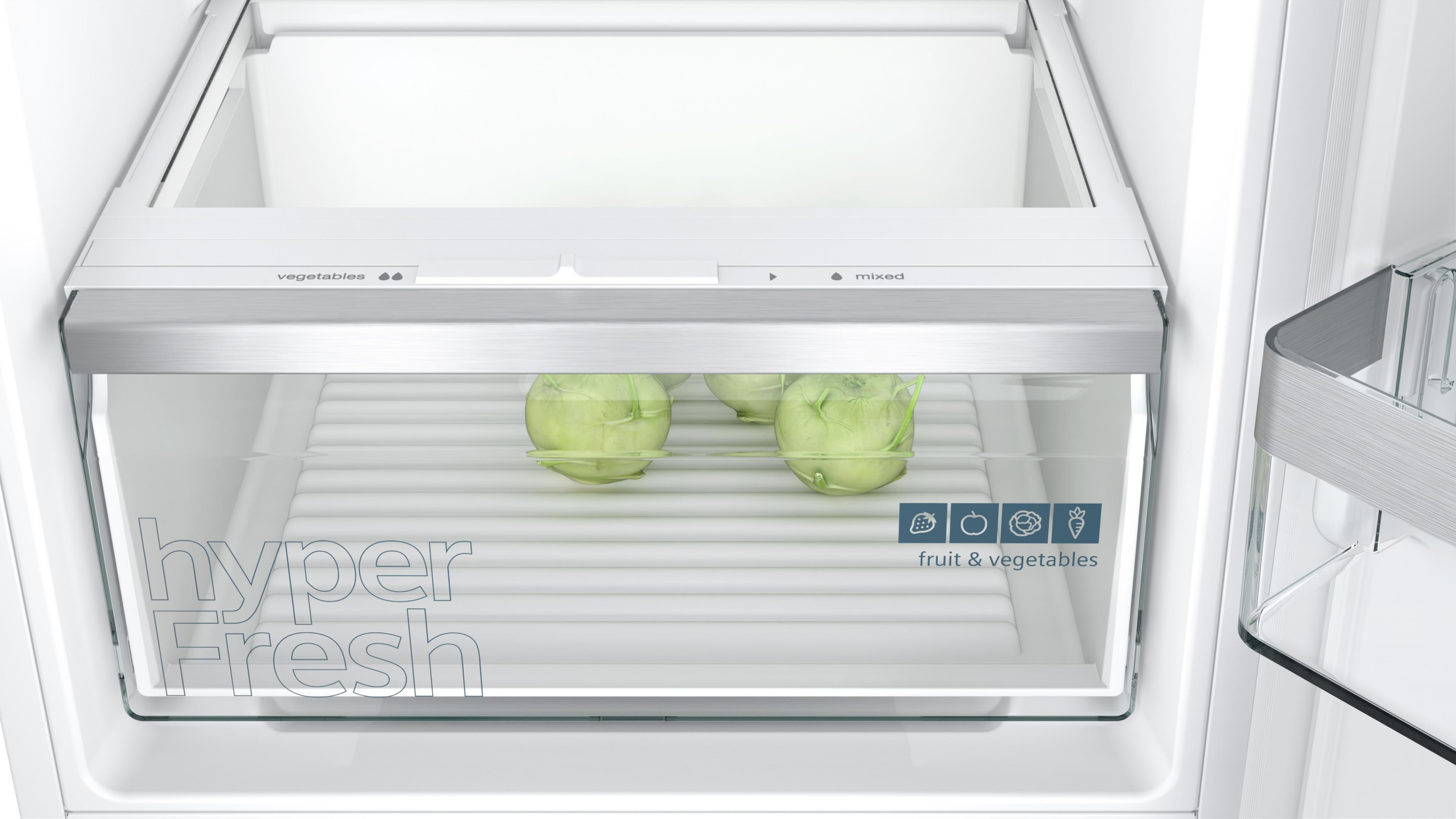 Cajón de frigorífico con manzanas verdes. El texto dice 'hyperFresh fruit & vegetables'.