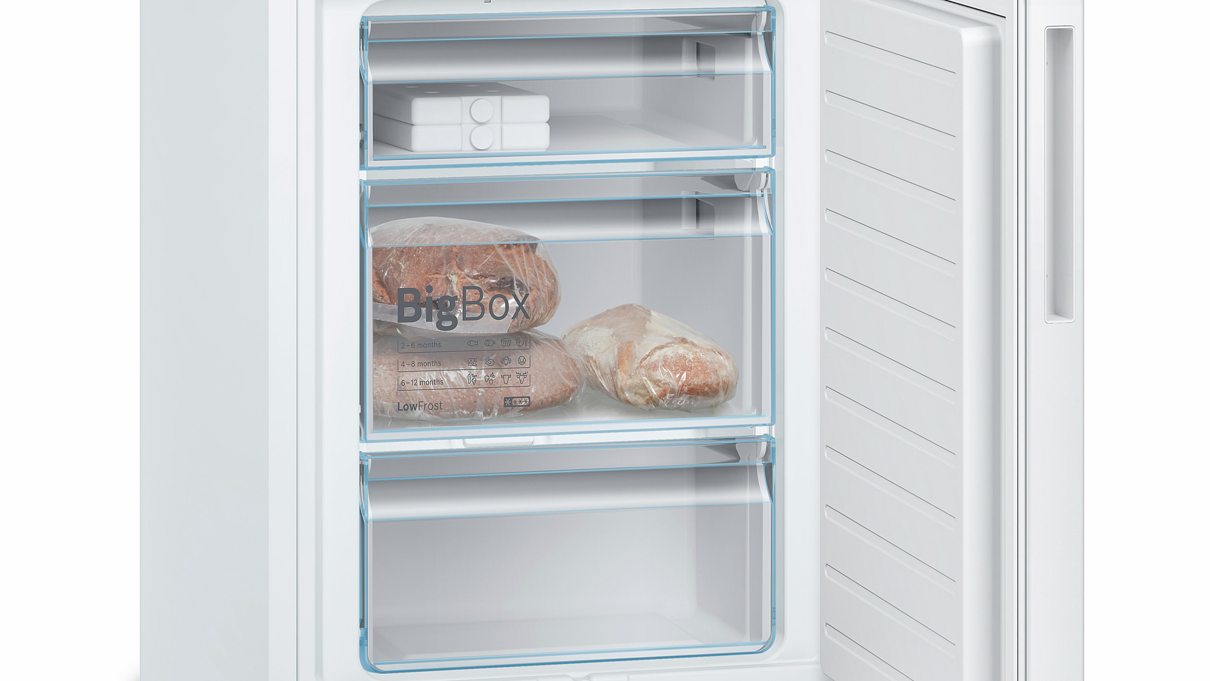 Nahaufnahme eines Gefrierschranks mit drei Schubladen, gefüllt mit Lebensmitteln, darunter Fleisch und Brot.