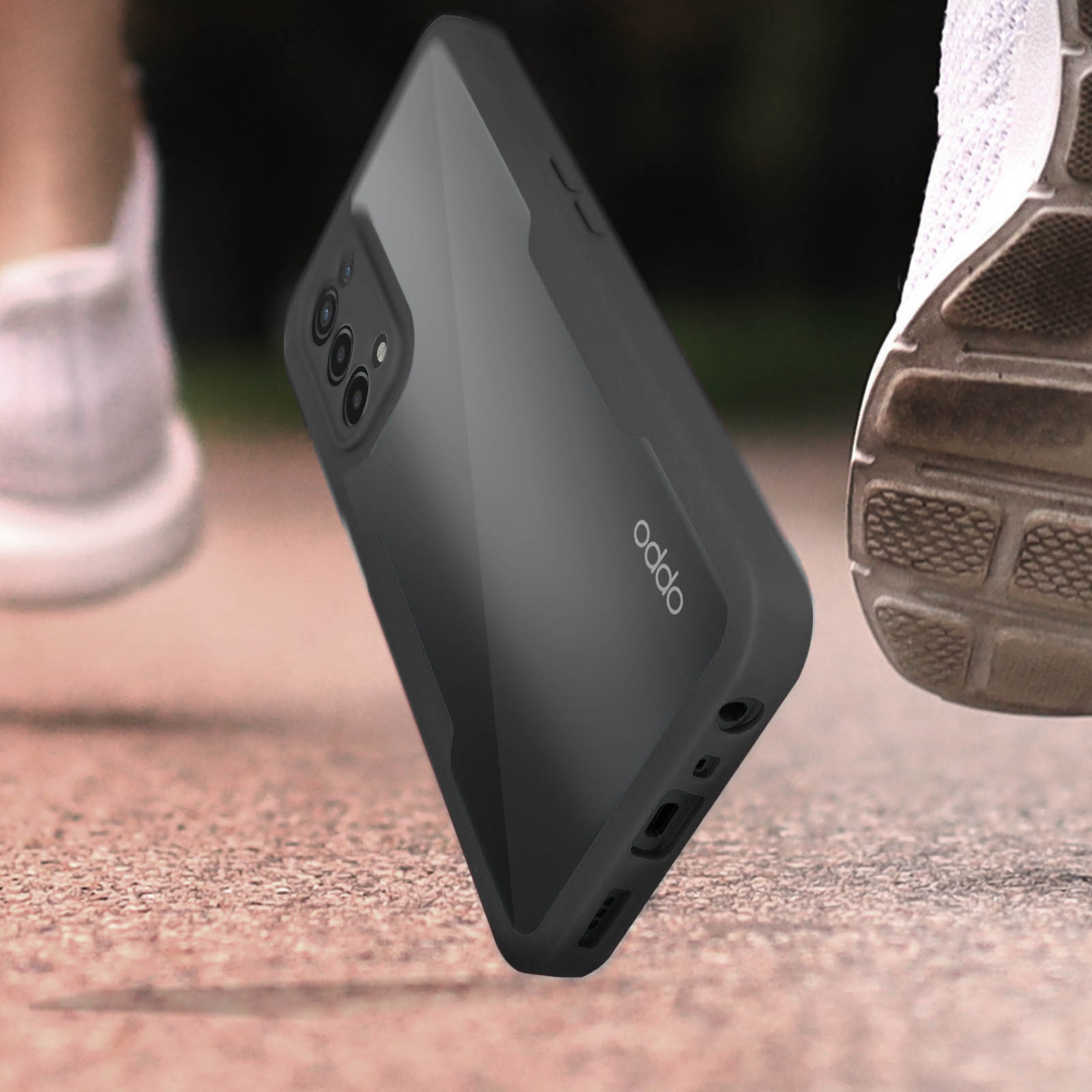 Coque de téléphone noire sur une surface, avec une chaussure d'une personne en arrière-plan, soulignant la marque Oppo.