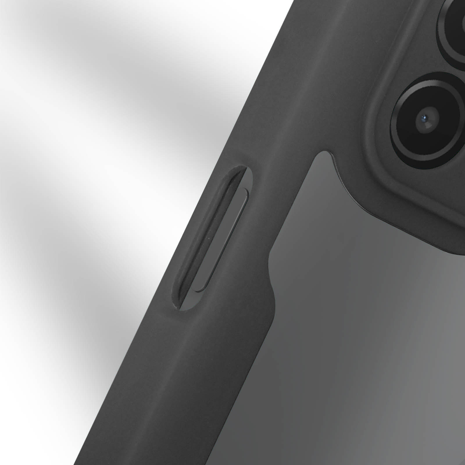Close-up van een telefoon. Een zwarte telefoonhoes, met een gat voor de camera, is zichtbaar.
