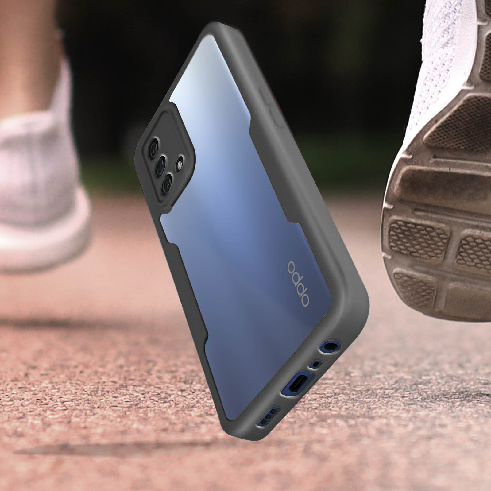Een telefoonhoesje, zwart en blauw, deels over een telefoon, met een wazige achtergrond.