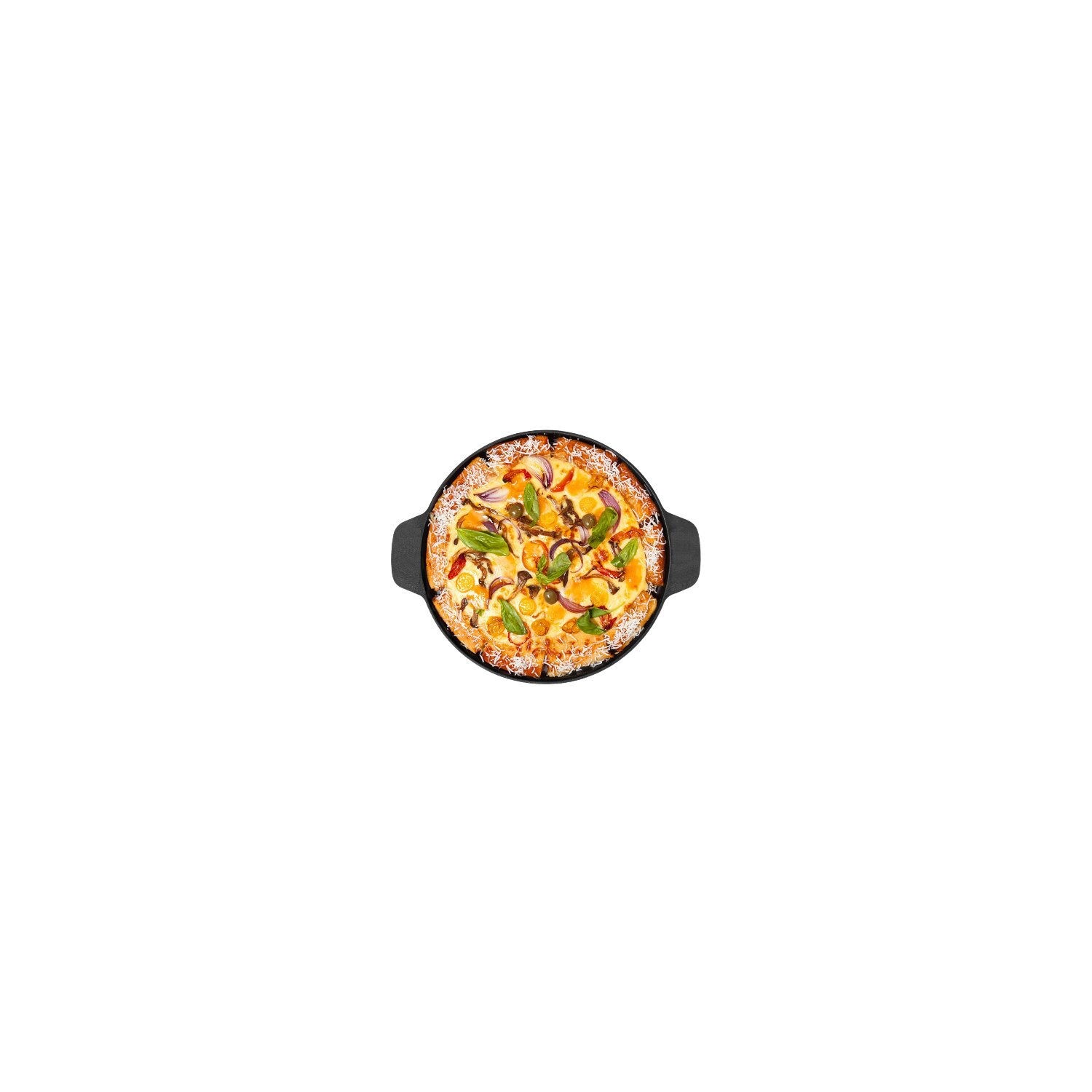 Eine Pizza in einer schwarzen Pfanne mit verschiedenen Belägen, isoliert auf weißem Hintergrund.